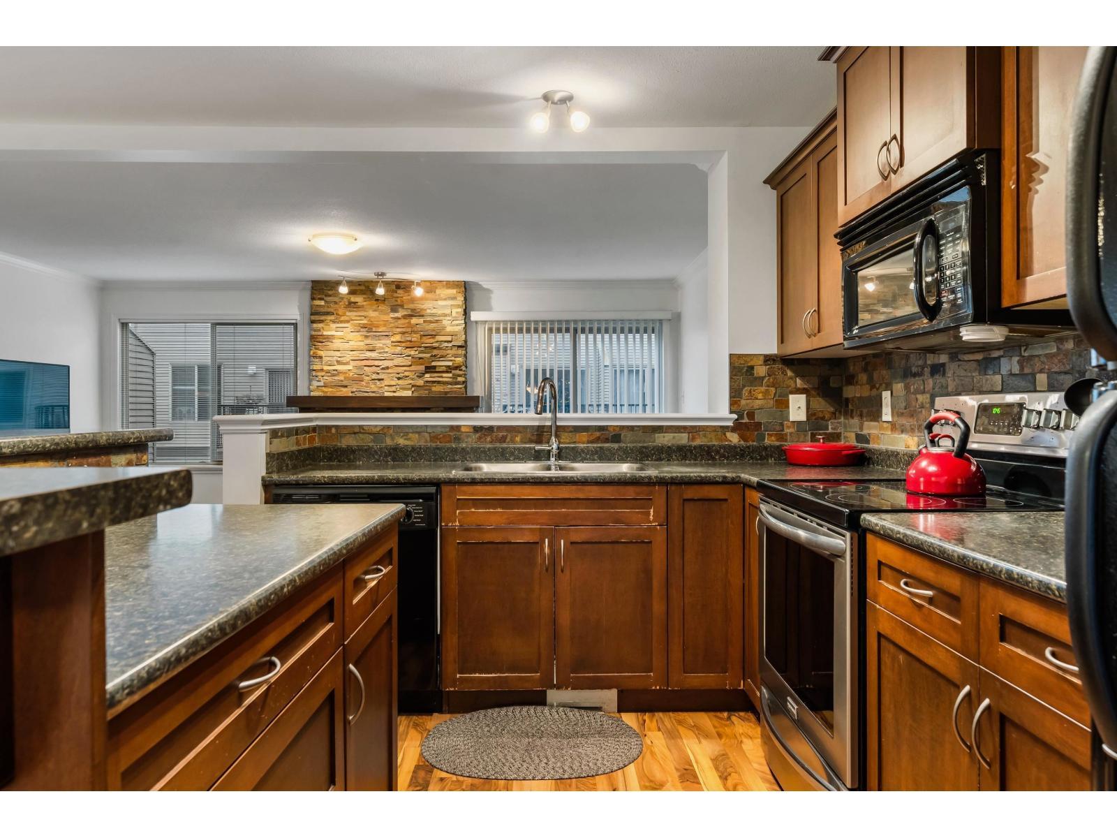 66 5556 Peach Road|Garrison Crossing, Chilliwack, BC - Indoor Photo Showing Kitchen With Double Sink