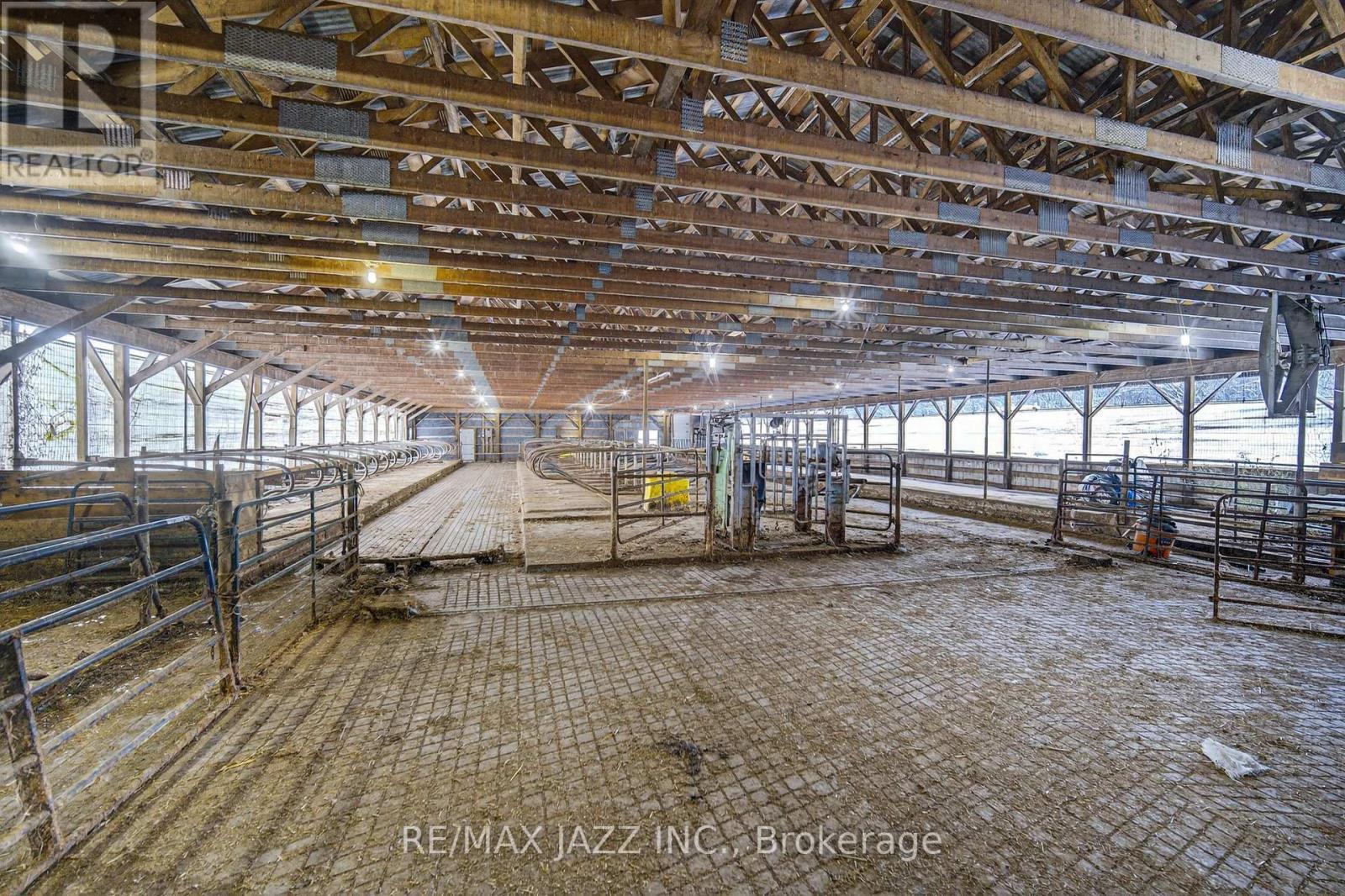 64 cow free stall with stable cleaner - 1735 County Rd 48, Havelock-Belmont-Methuen (Belmont-Methuen), ON