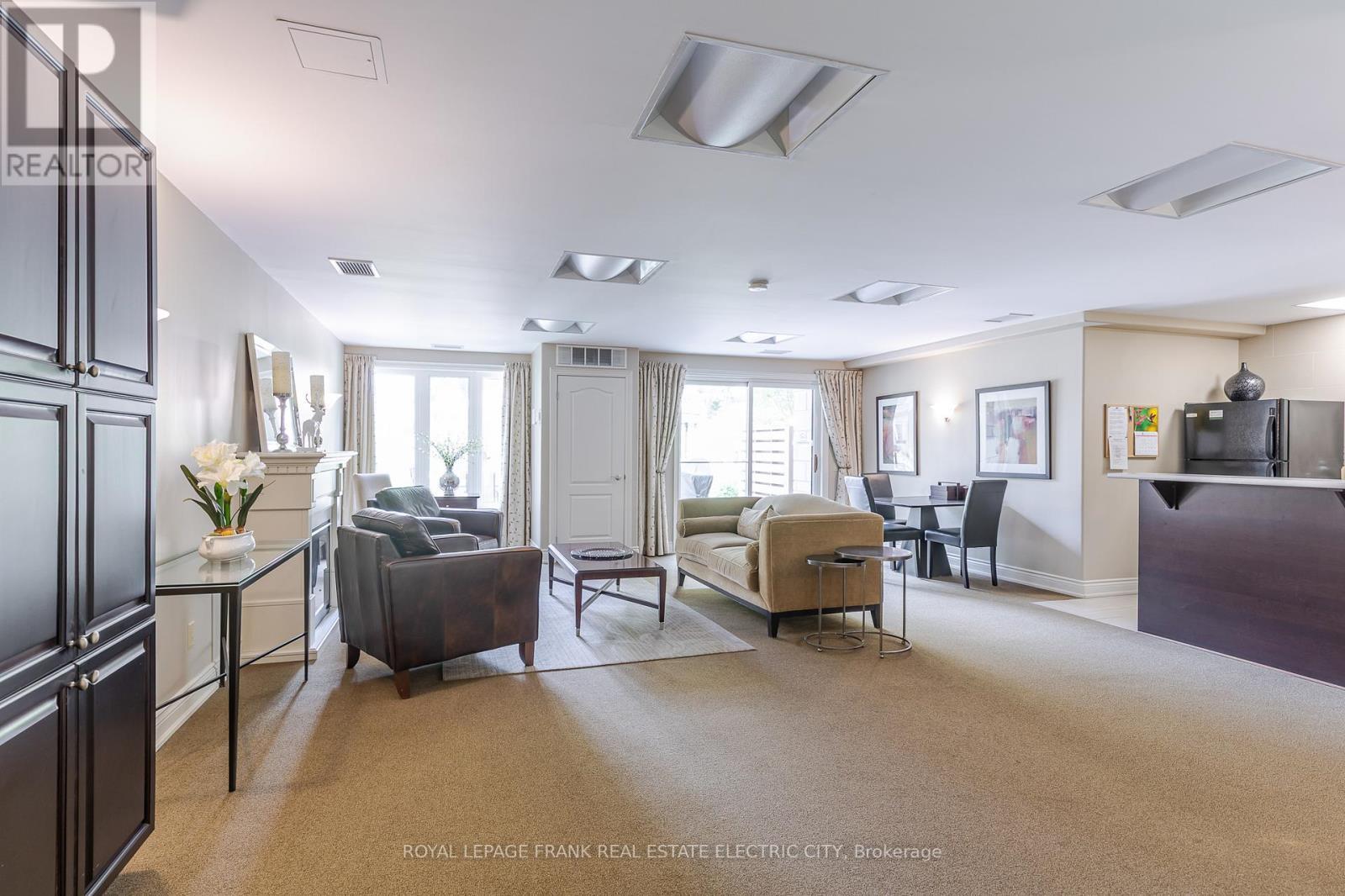 105 - 869 Clonsilla Avenue, Peterborough (Otonabee Ward 1), ON - Indoor Photo Showing Living Room