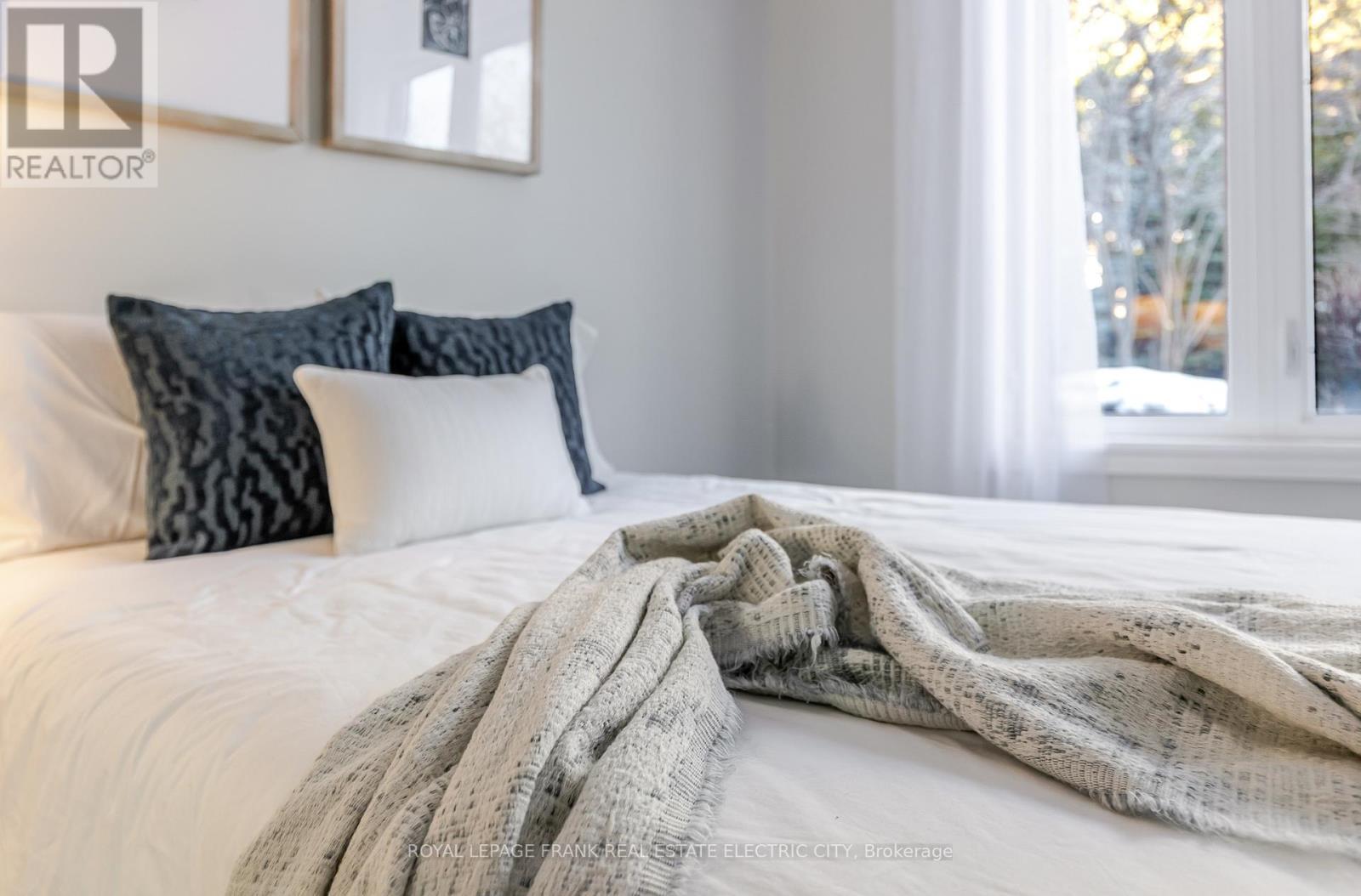 105 - 869 Clonsilla Avenue, Peterborough (Otonabee Ward 1), ON - Indoor Photo Showing Bedroom