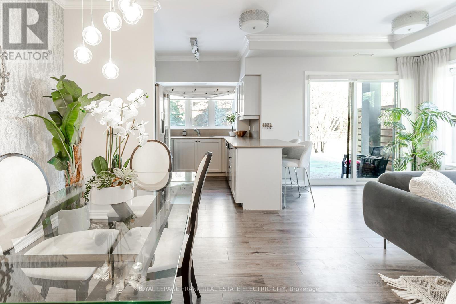 105 - 869 Clonsilla Avenue, Peterborough (Otonabee Ward 1), ON - Indoor Photo Showing Dining Room