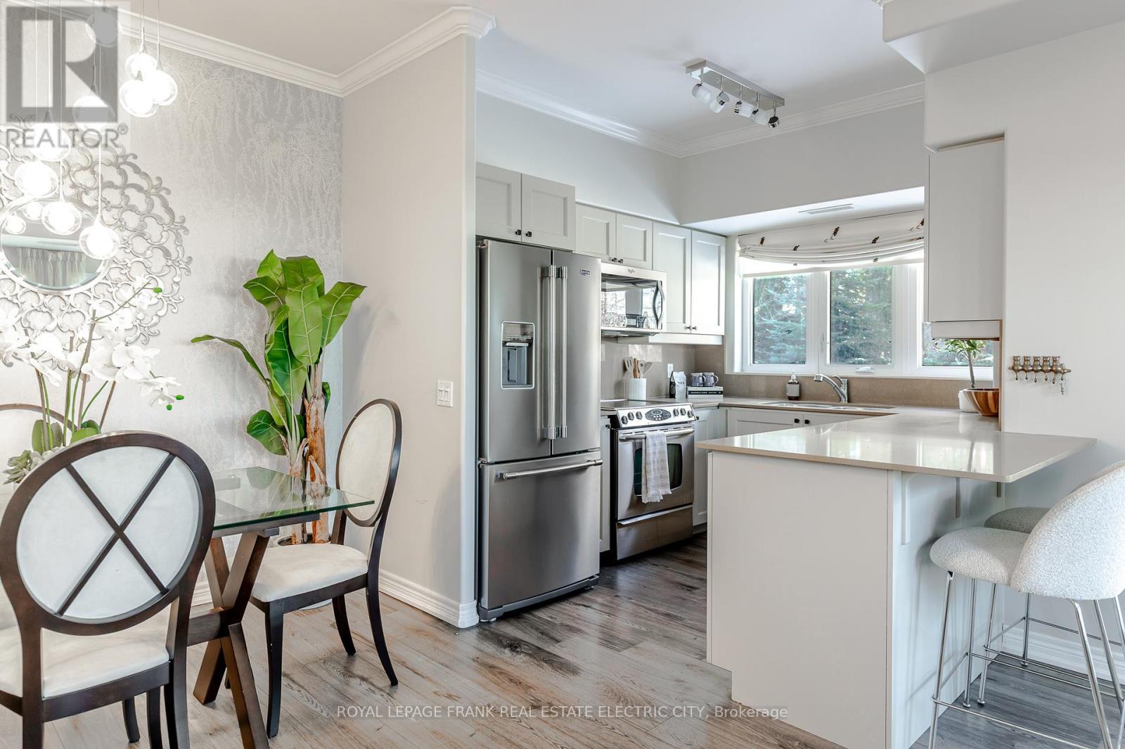 105 - 869 Clonsilla Avenue, Peterborough (Otonabee Ward 1), ON - Indoor Photo Showing Kitchen With Upgraded Kitchen