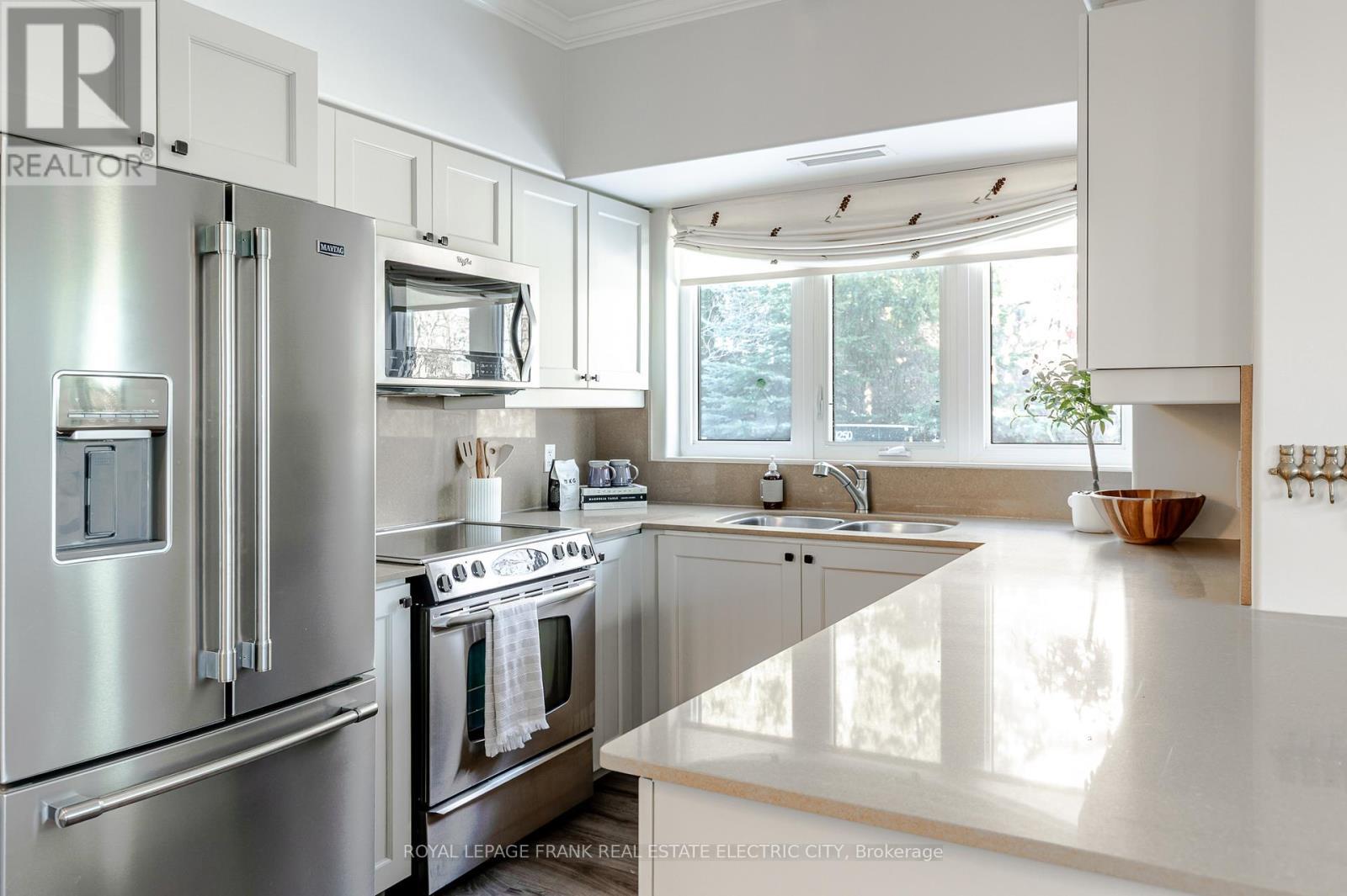 105 - 869 Clonsilla Avenue, Peterborough (Otonabee Ward 1), ON - Indoor Photo Showing Kitchen With Double Sink