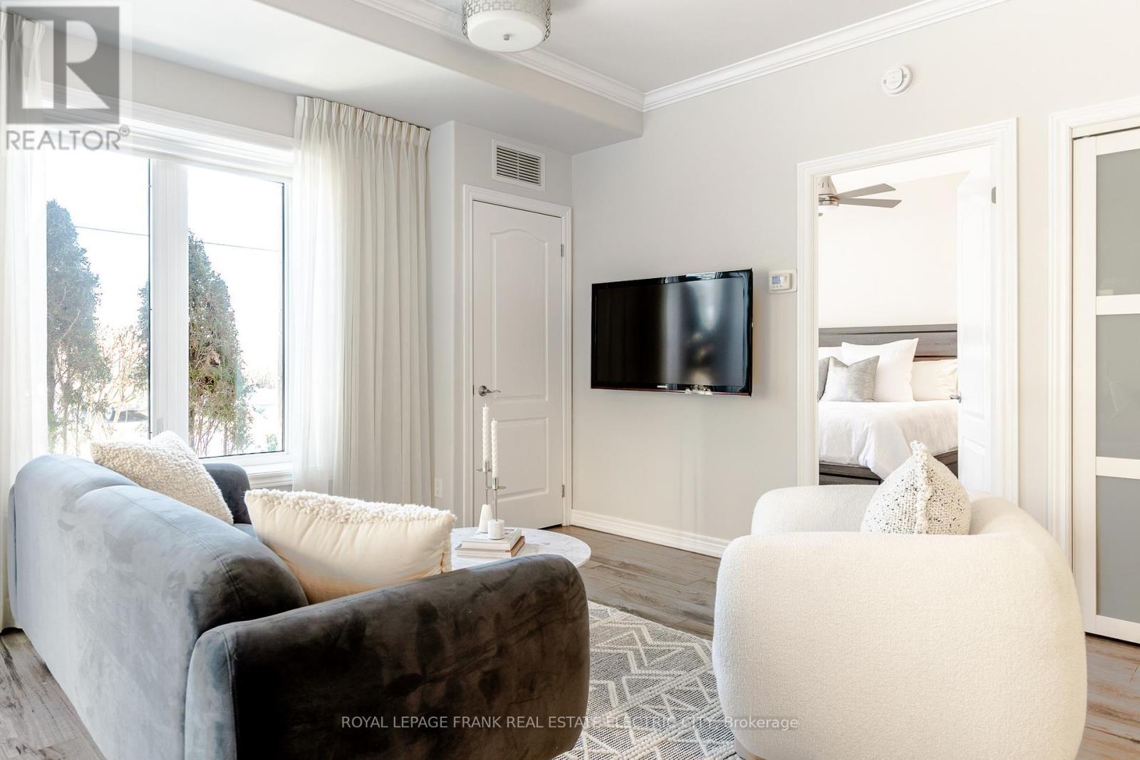 105 - 869 Clonsilla Avenue, Peterborough (Otonabee Ward 1), ON - Indoor Photo Showing Living Room