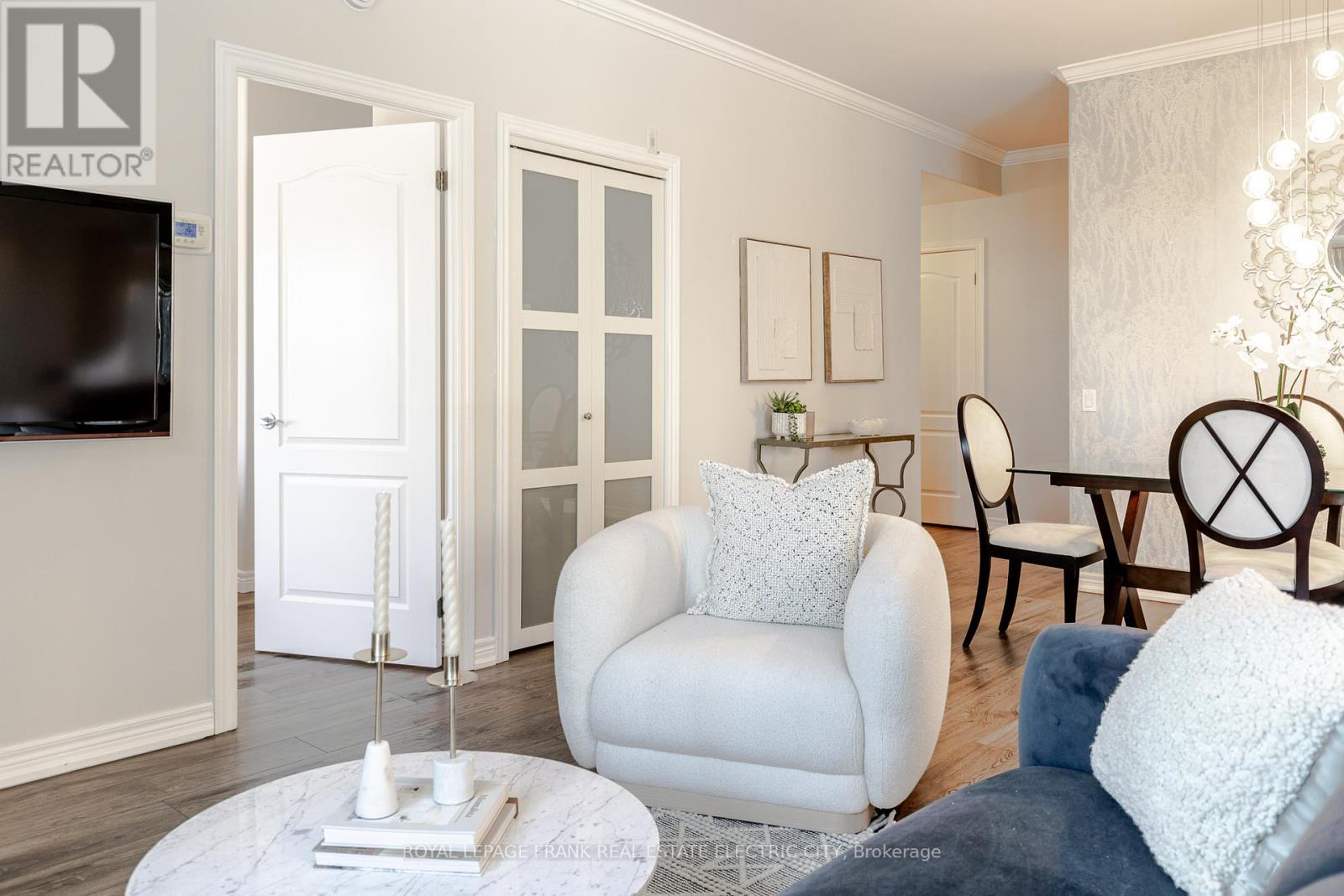 105 - 869 Clonsilla Avenue, Peterborough (Otonabee Ward 1), ON - Indoor Photo Showing Living Room