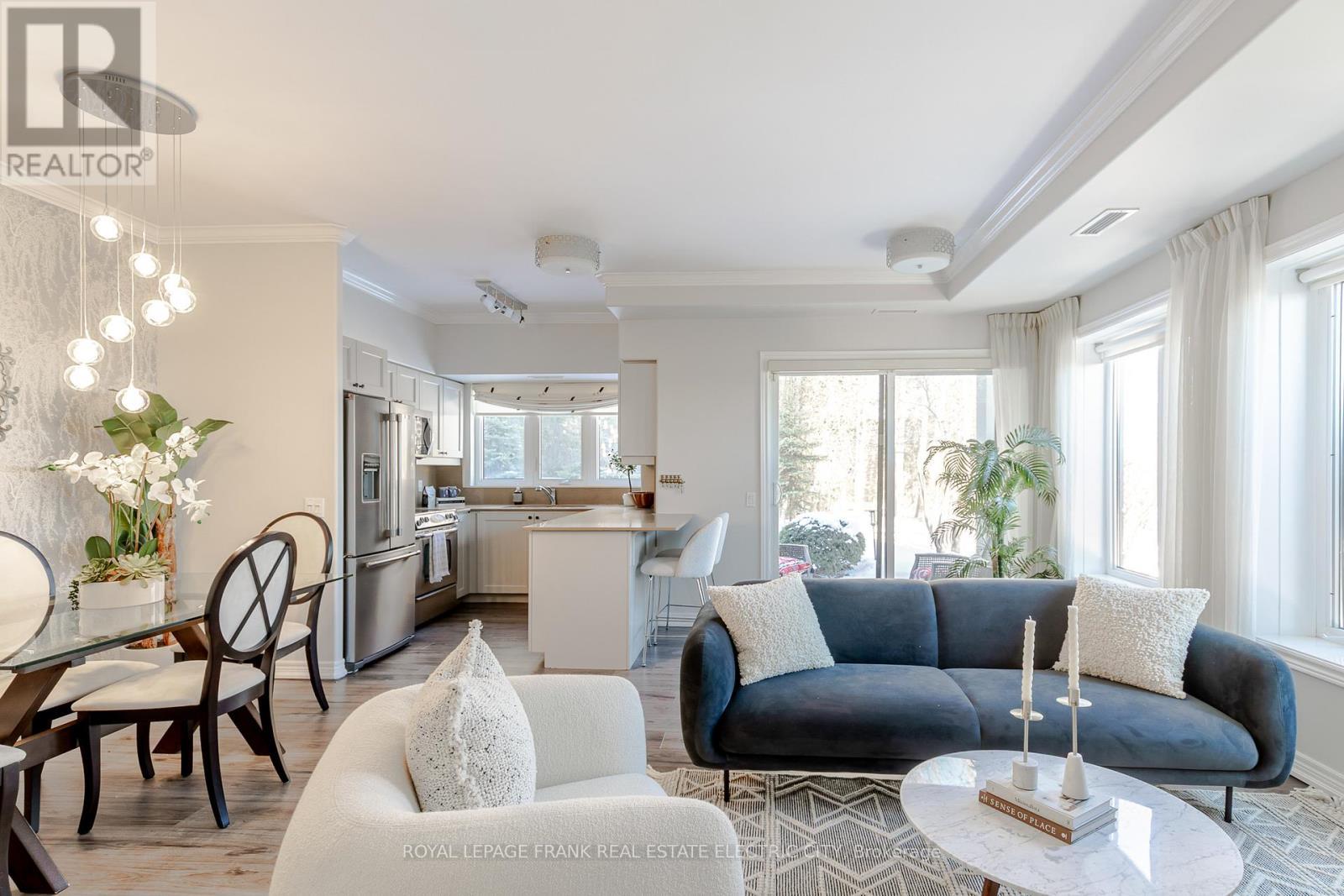 105 - 869 Clonsilla Avenue, Peterborough (Otonabee Ward 1), ON - Indoor Photo Showing Living Room