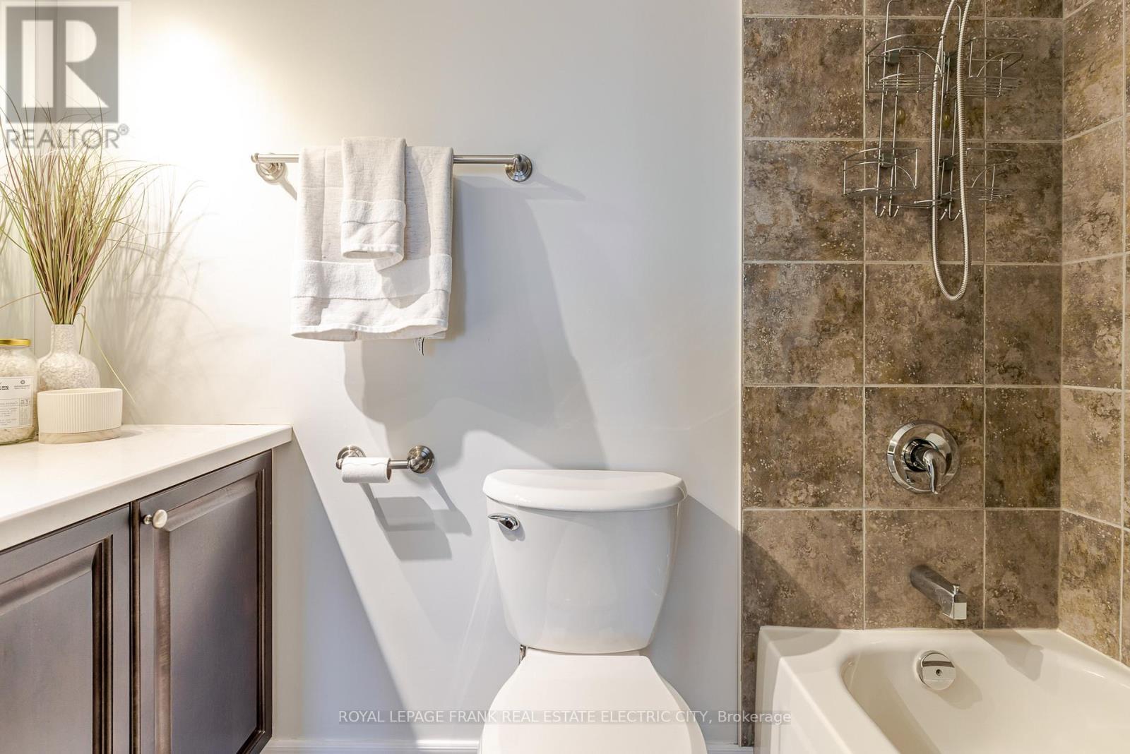 105 - 869 Clonsilla Avenue, Peterborough (Otonabee Ward 1), ON - Indoor Photo Showing Bathroom