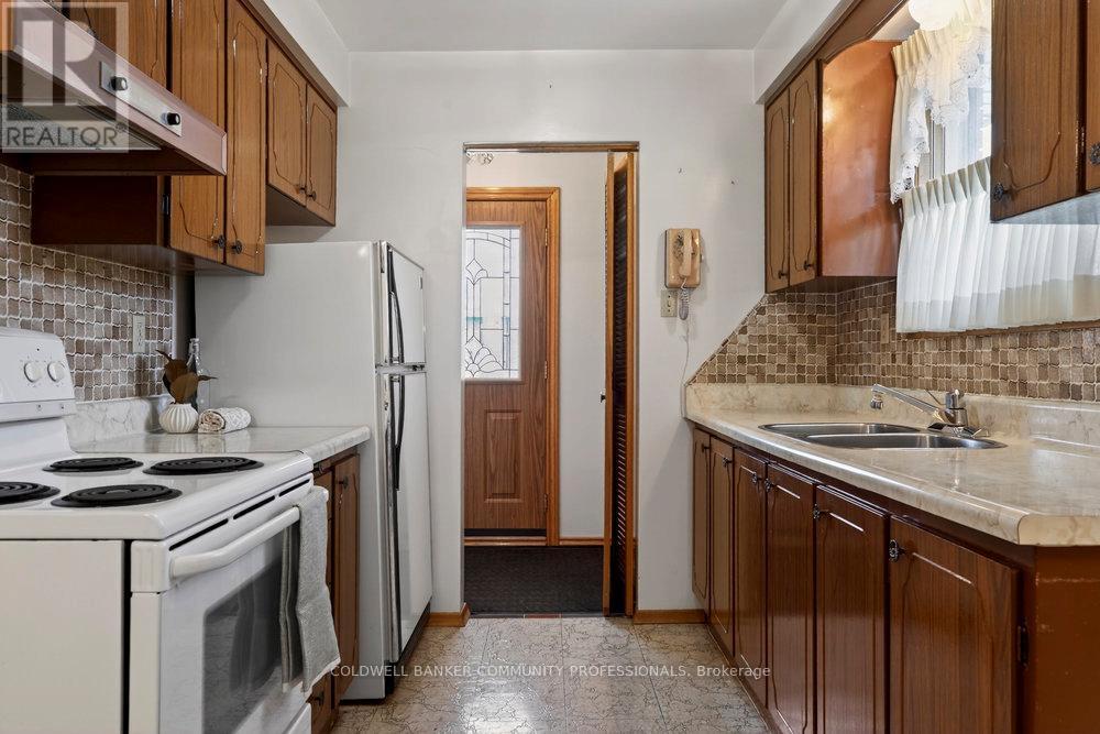 43 Bonaventure Drive, Hamilton, ON - Indoor Photo Showing Kitchen With Double Sink