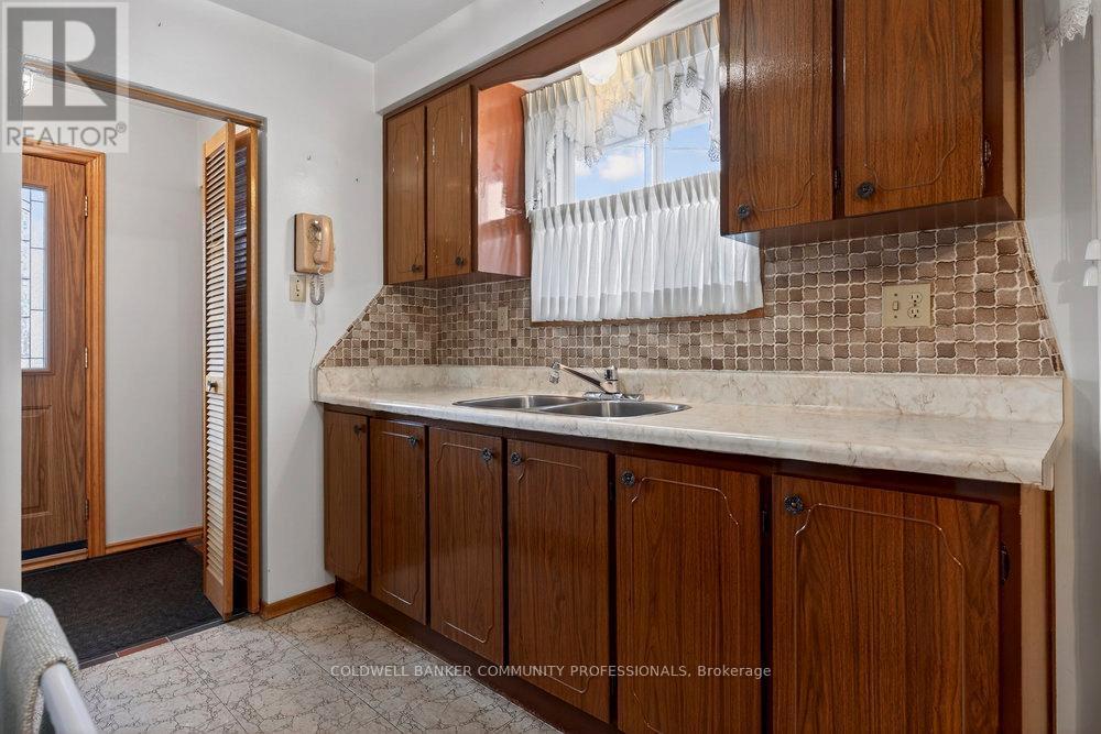 43 Bonaventure Drive, Hamilton, ON - Indoor Photo Showing Kitchen With Double Sink