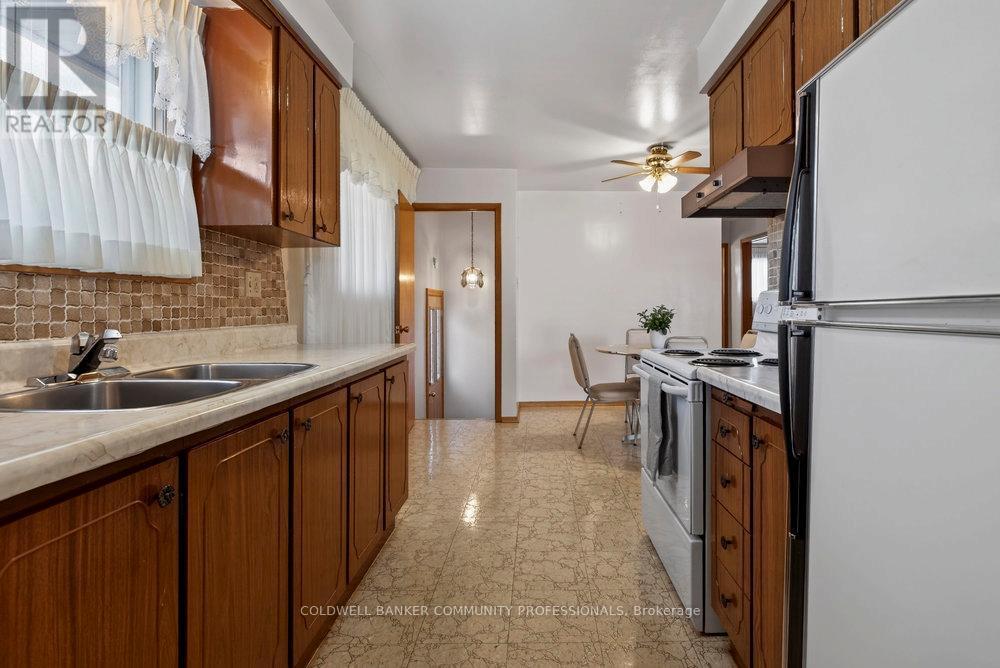 43 Bonaventure Drive, Hamilton, ON - Indoor Photo Showing Kitchen With Double Sink