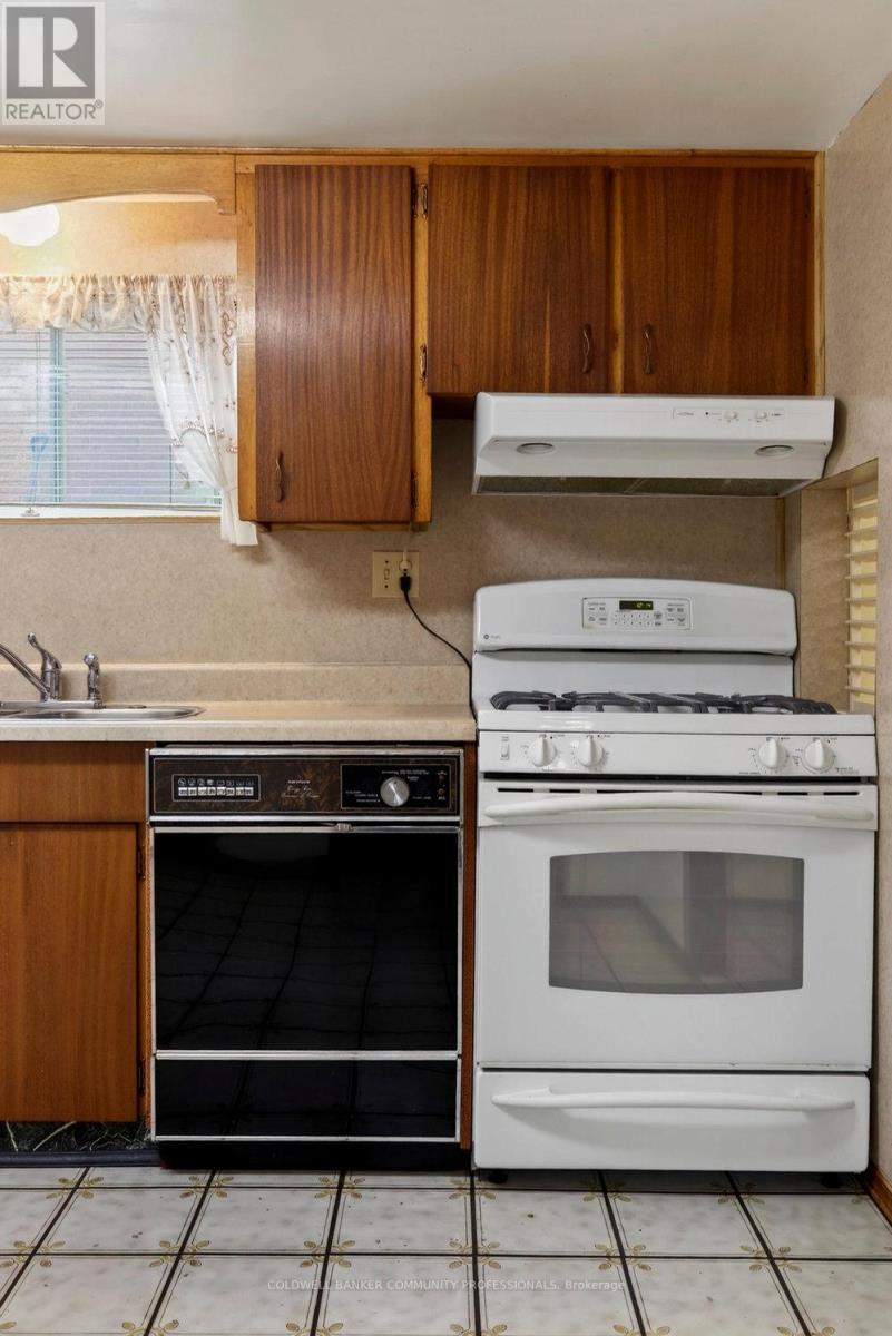 43 Bonaventure Drive, Hamilton, ON - Indoor Photo Showing Kitchen