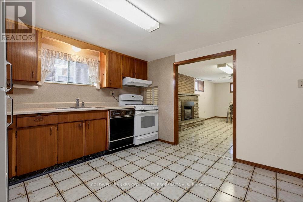 43 Bonaventure Drive, Hamilton, ON - Indoor Photo Showing Kitchen