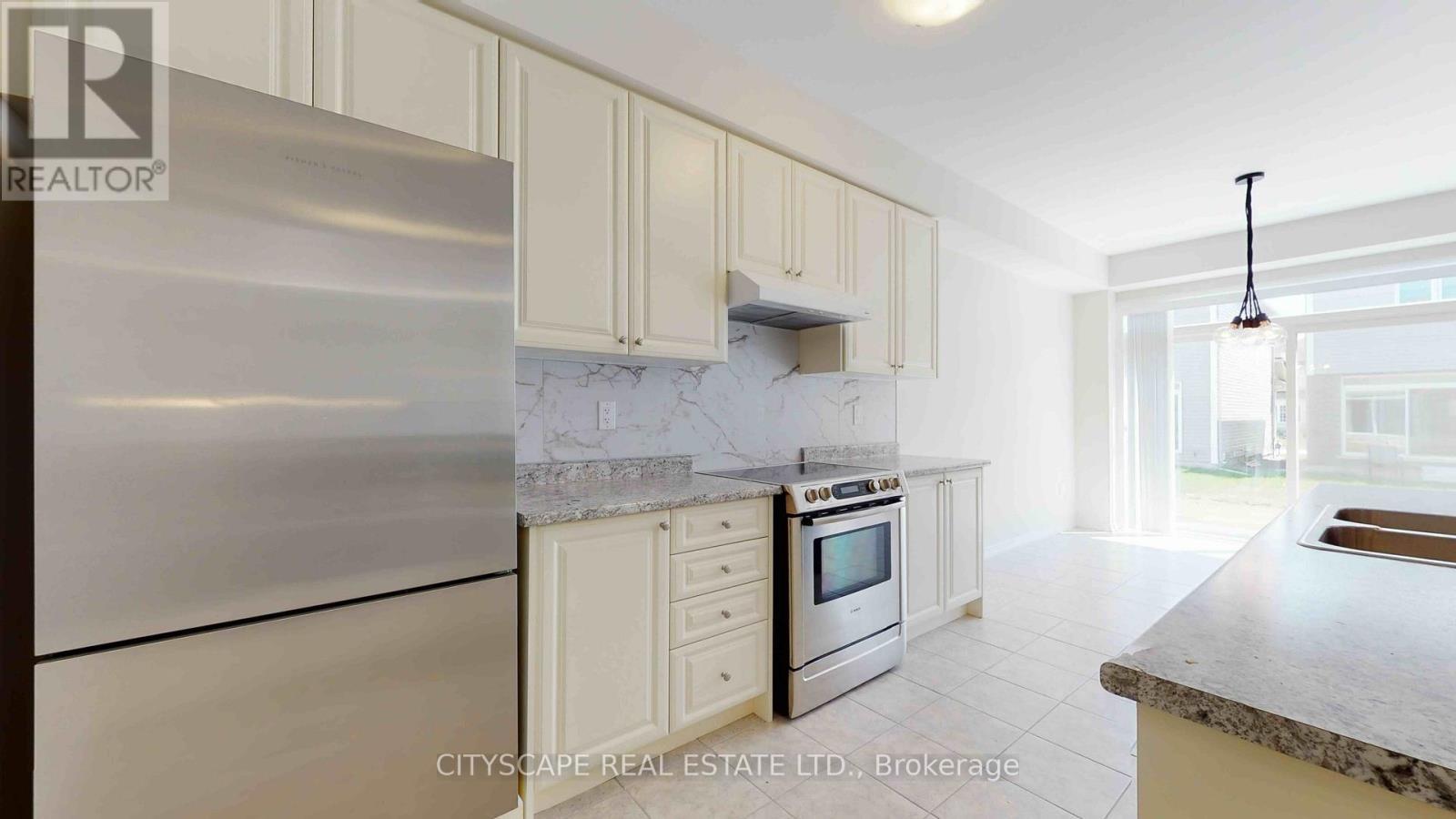 17 Beatty Avenue, Thorold, ON - Indoor Photo Showing Kitchen With Double Sink With Upgraded Kitchen