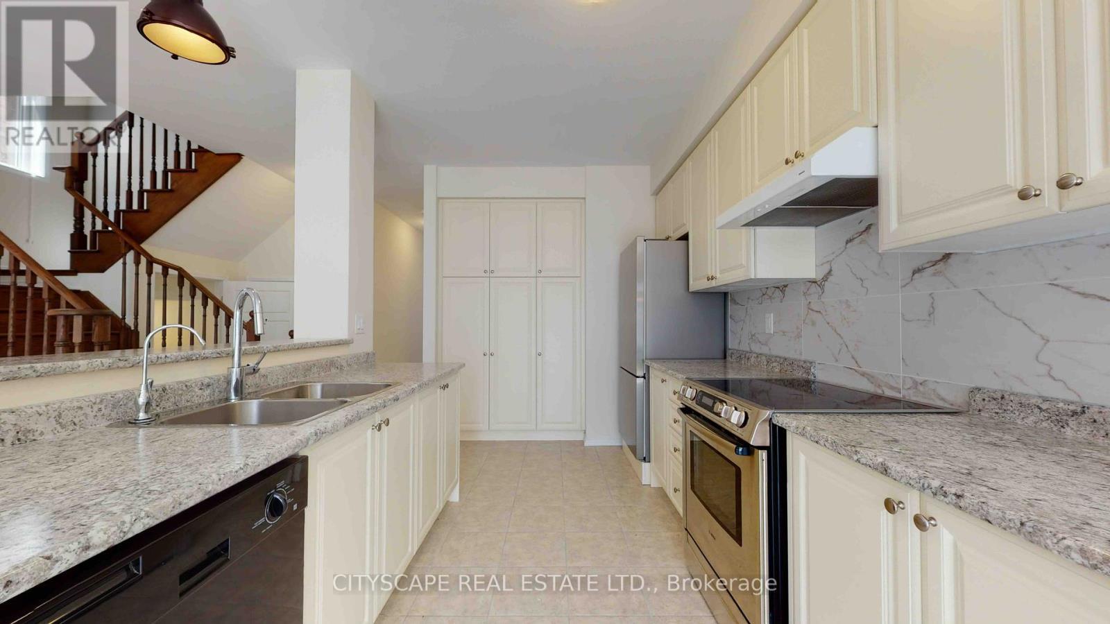17 Beatty Avenue, Thorold, ON - Indoor Photo Showing Kitchen With Double Sink With Upgraded Kitchen