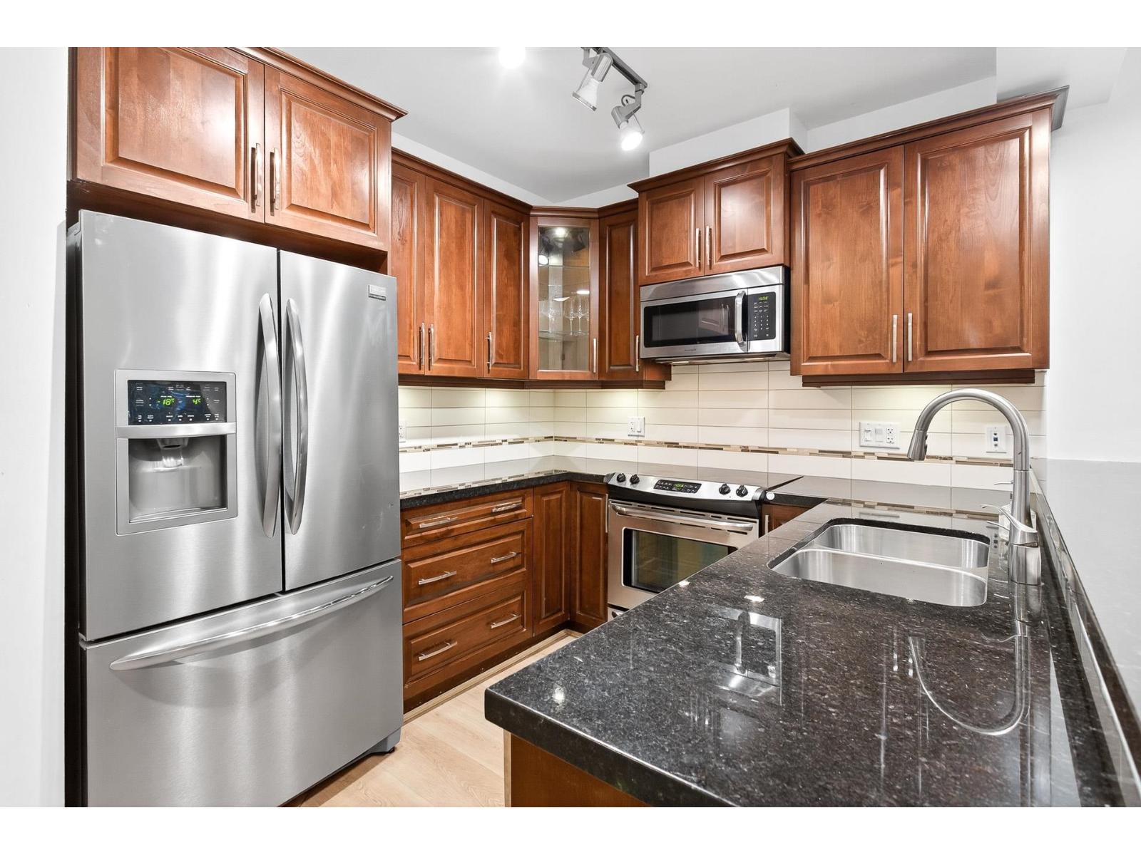 139 8288 207A Street, Langley, BC - Indoor Photo Showing Kitchen With Stainless Steel Kitchen With Double Sink With Upgraded Kitchen