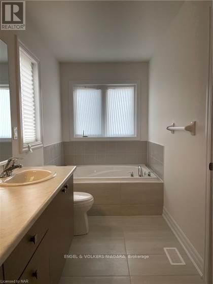 9248 Griffon Street, Niagara Falls (Lyons Creek), ON - Indoor Photo Showing Bathroom