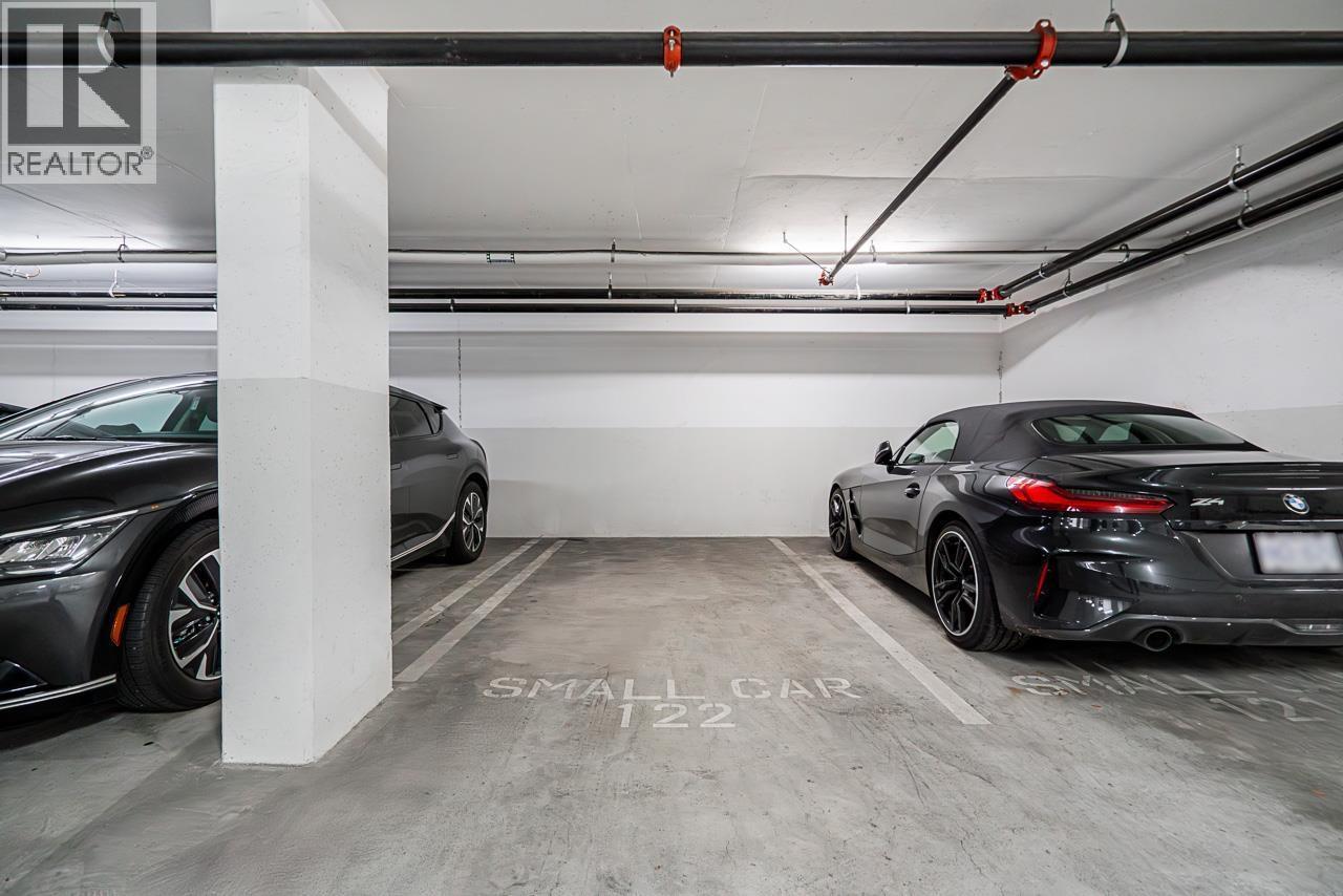 1302 210 Salter Street, New Westminster, BC - Indoor Photo Showing Garage