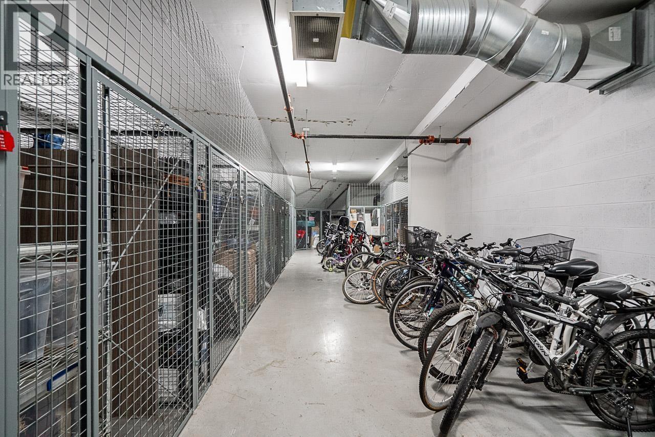 1302 210 Salter Street, New Westminster, BC - Indoor Photo Showing Garage