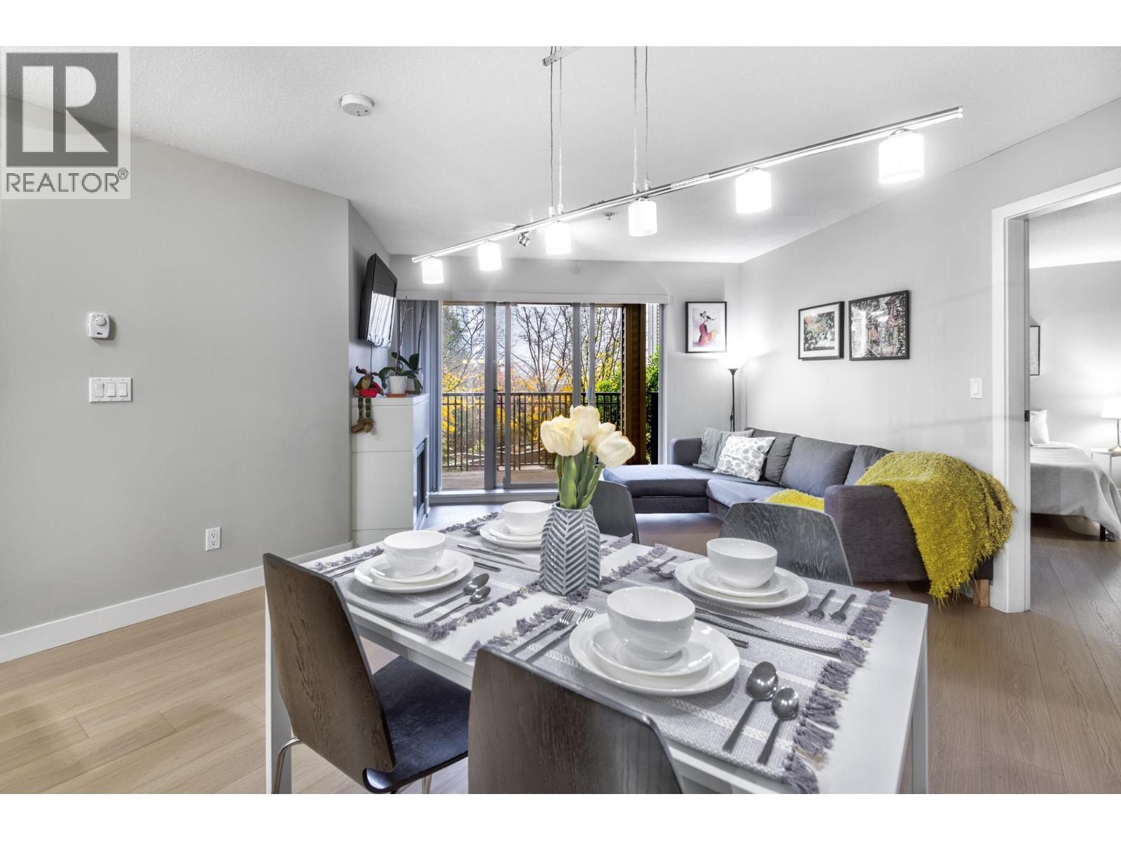 209 2088 Beta Avenue, Burnaby, BC - Indoor Photo Showing Dining Room