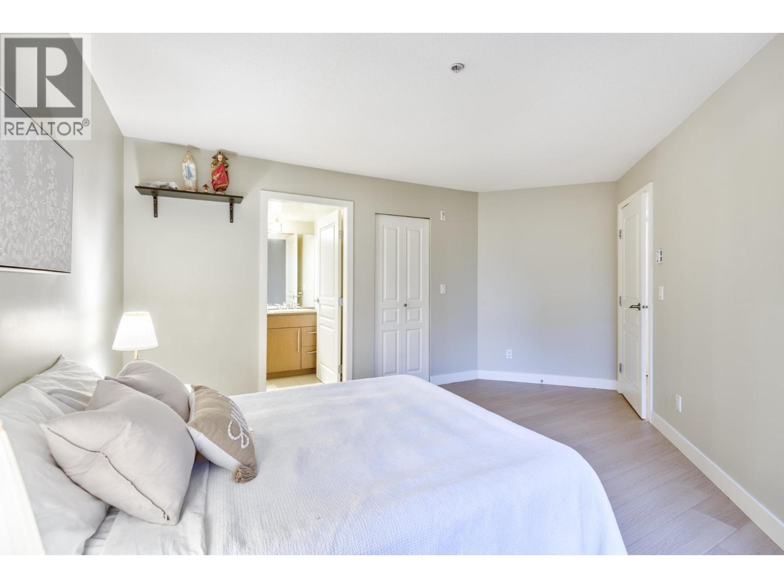 209 2088 Beta Avenue, Burnaby, BC - Indoor Photo Showing Bedroom