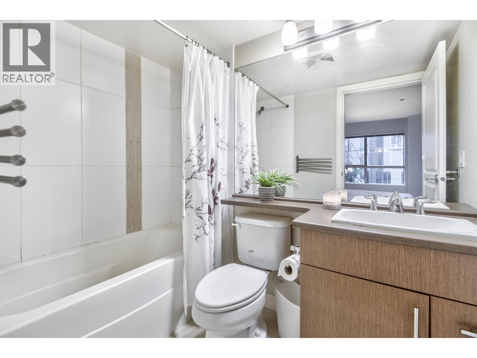 209 2088 Beta Avenue, Burnaby, BC - Indoor Photo Showing Bathroom