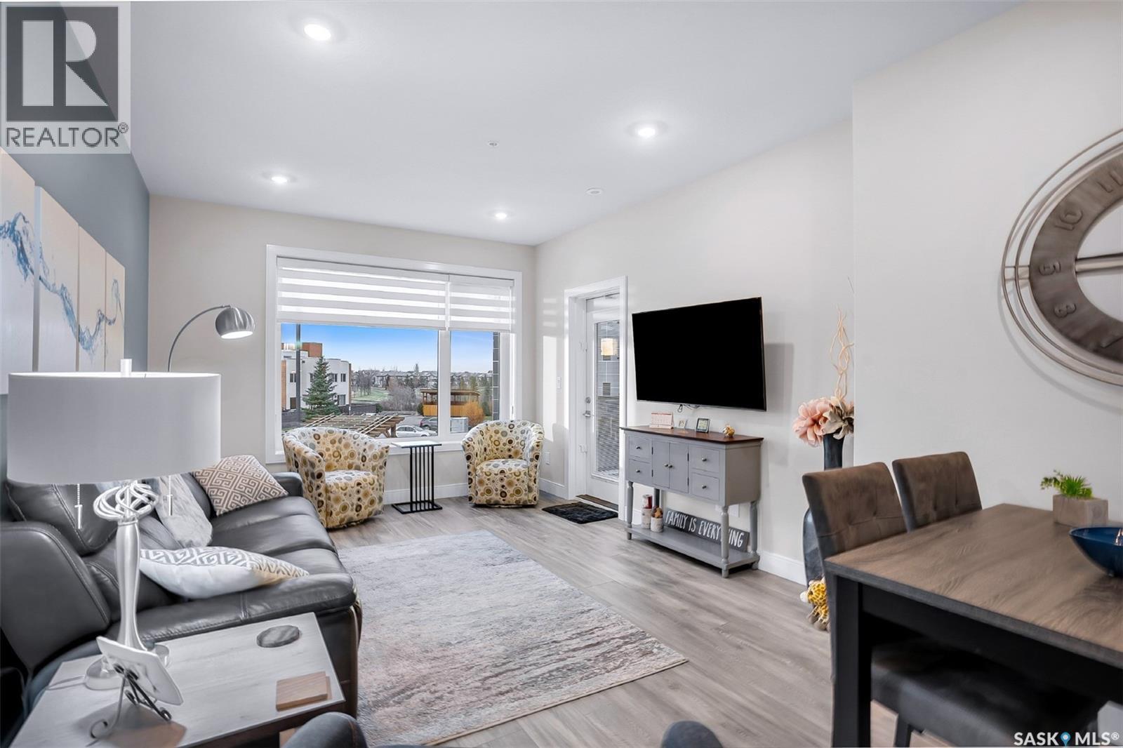 212 105 Willis Crescent, Saskatoon, SK - Indoor Photo Showing Living Room