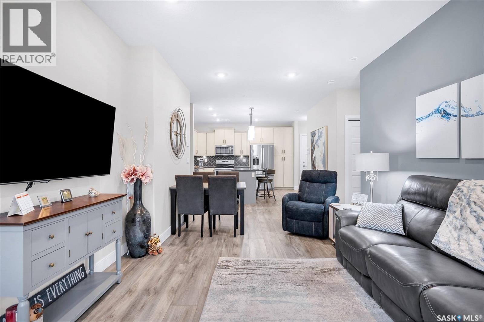 212 105 Willis Crescent, Saskatoon, SK - Indoor Photo Showing Living Room
