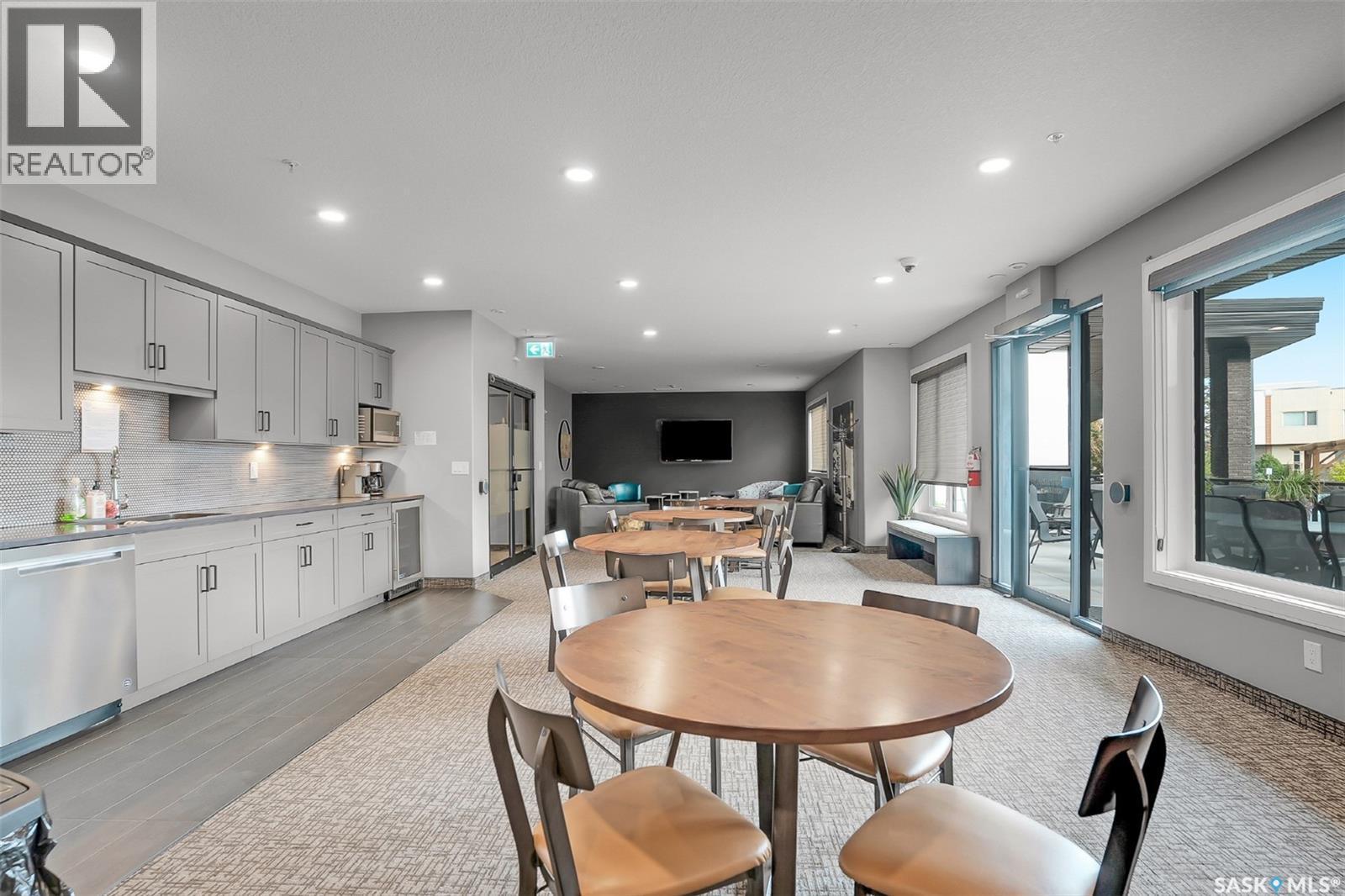 212 105 Willis Crescent, Saskatoon, SK - Indoor