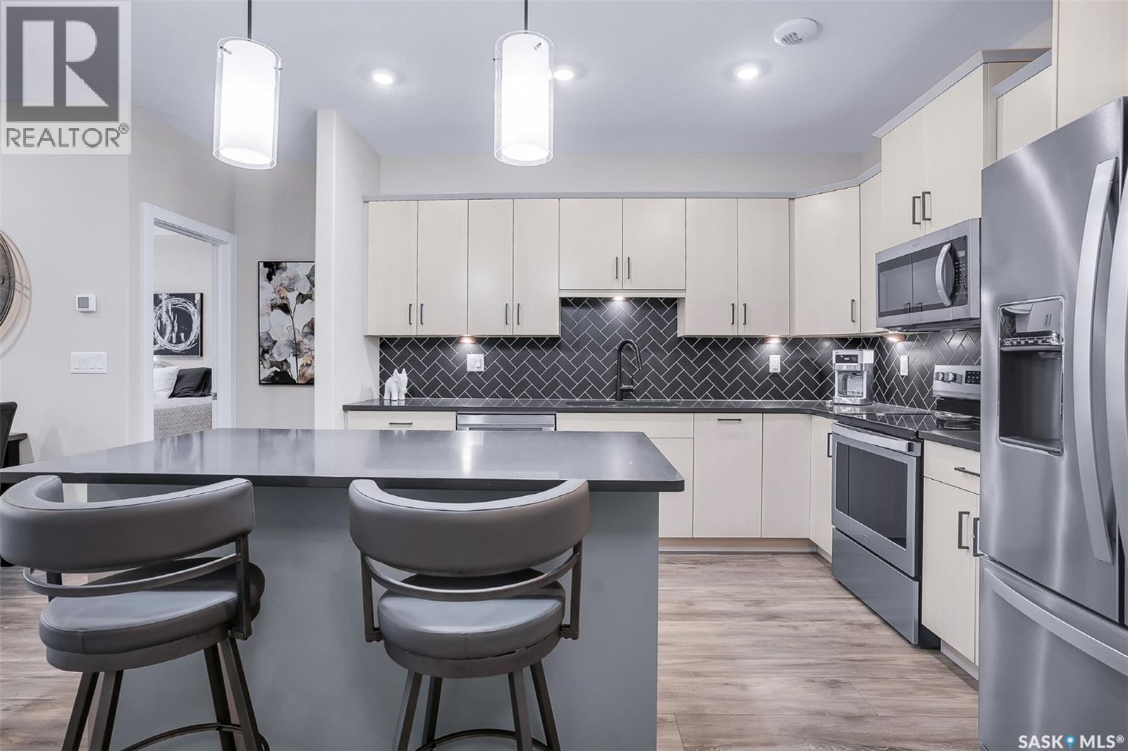 212 105 Willis Crescent, Saskatoon, SK - Indoor Photo Showing Kitchen With Stainless Steel Kitchen With Upgraded Kitchen