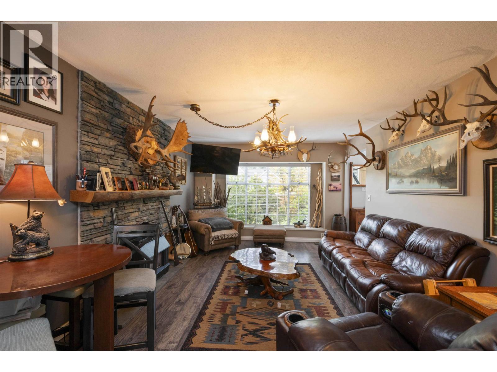 21469 126 Avenue, Maple Ridge, BC - Indoor Photo Showing Living Room With Fireplace