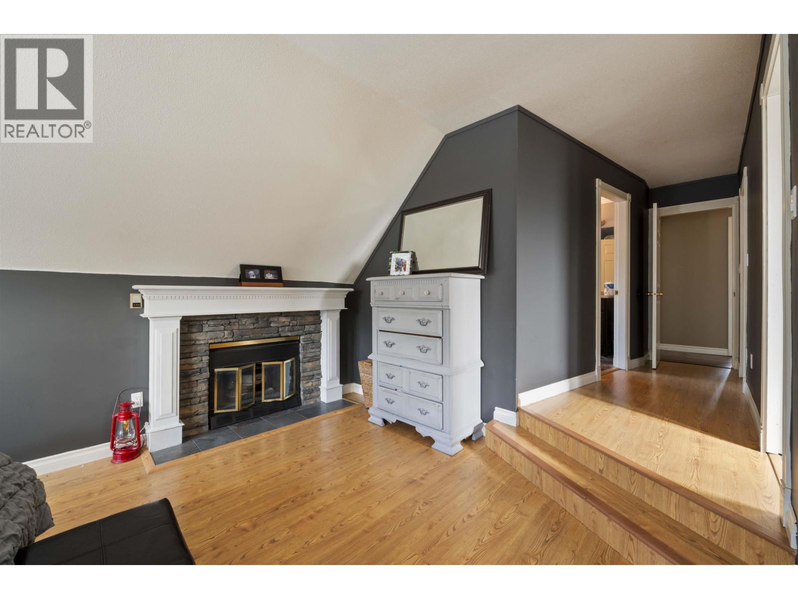 21469 126 Avenue, Maple Ridge, BC - Indoor Photo Showing Living Room With Fireplace