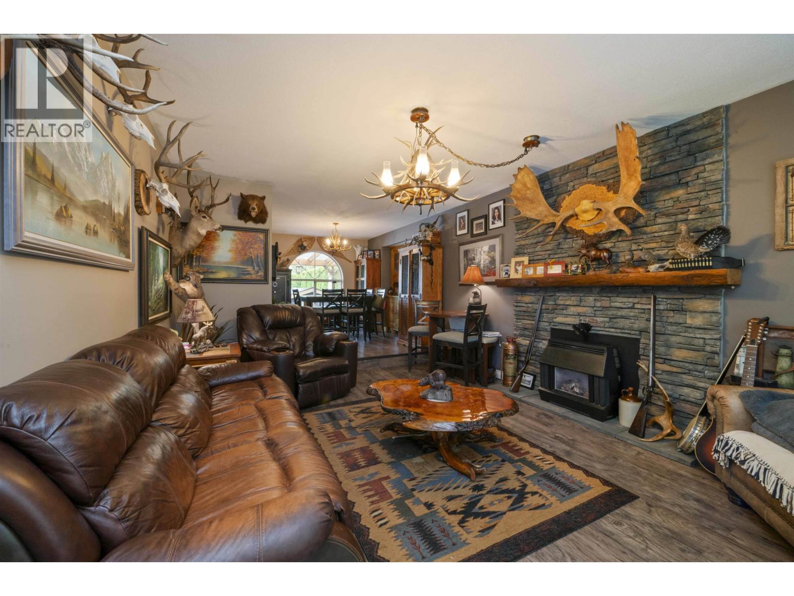 21469 126 Avenue, Maple Ridge, BC - Indoor Photo Showing Living Room With Fireplace