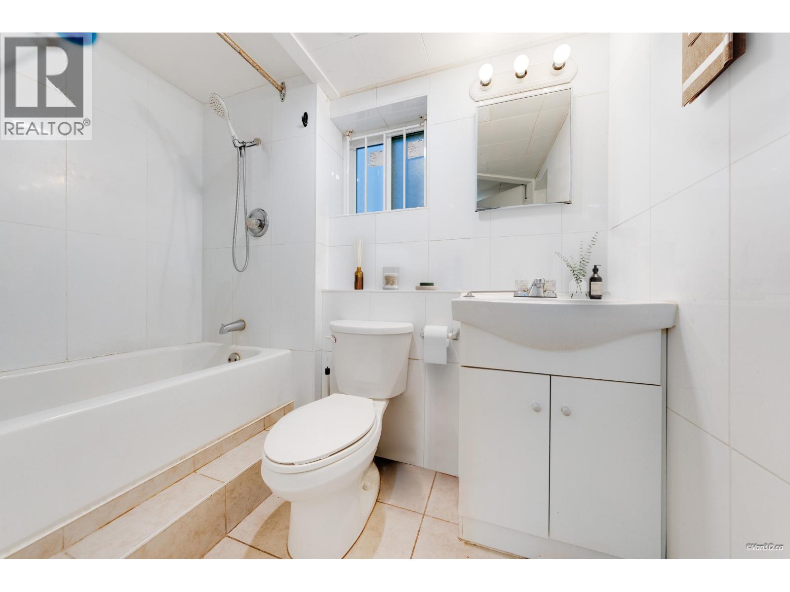 3342 Adanac Street, Vancouver, BC - Indoor Photo Showing Bathroom