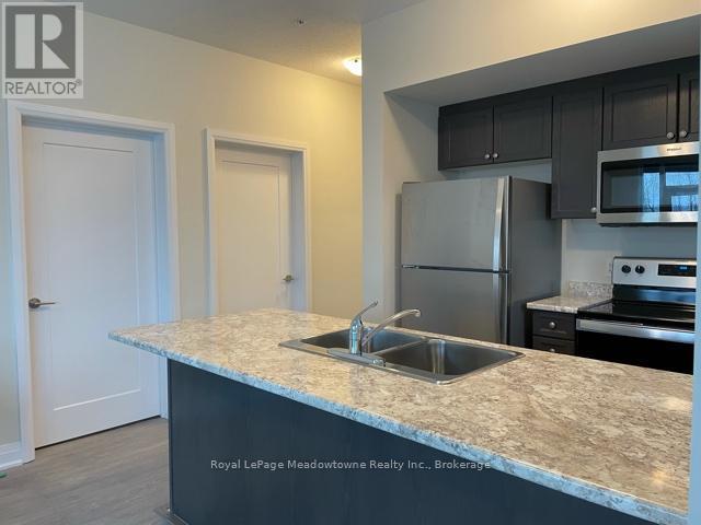 140 - 16 Concord Place, Grimsby (Grimsby Beach), ON - Indoor Photo Showing Kitchen With Double Sink