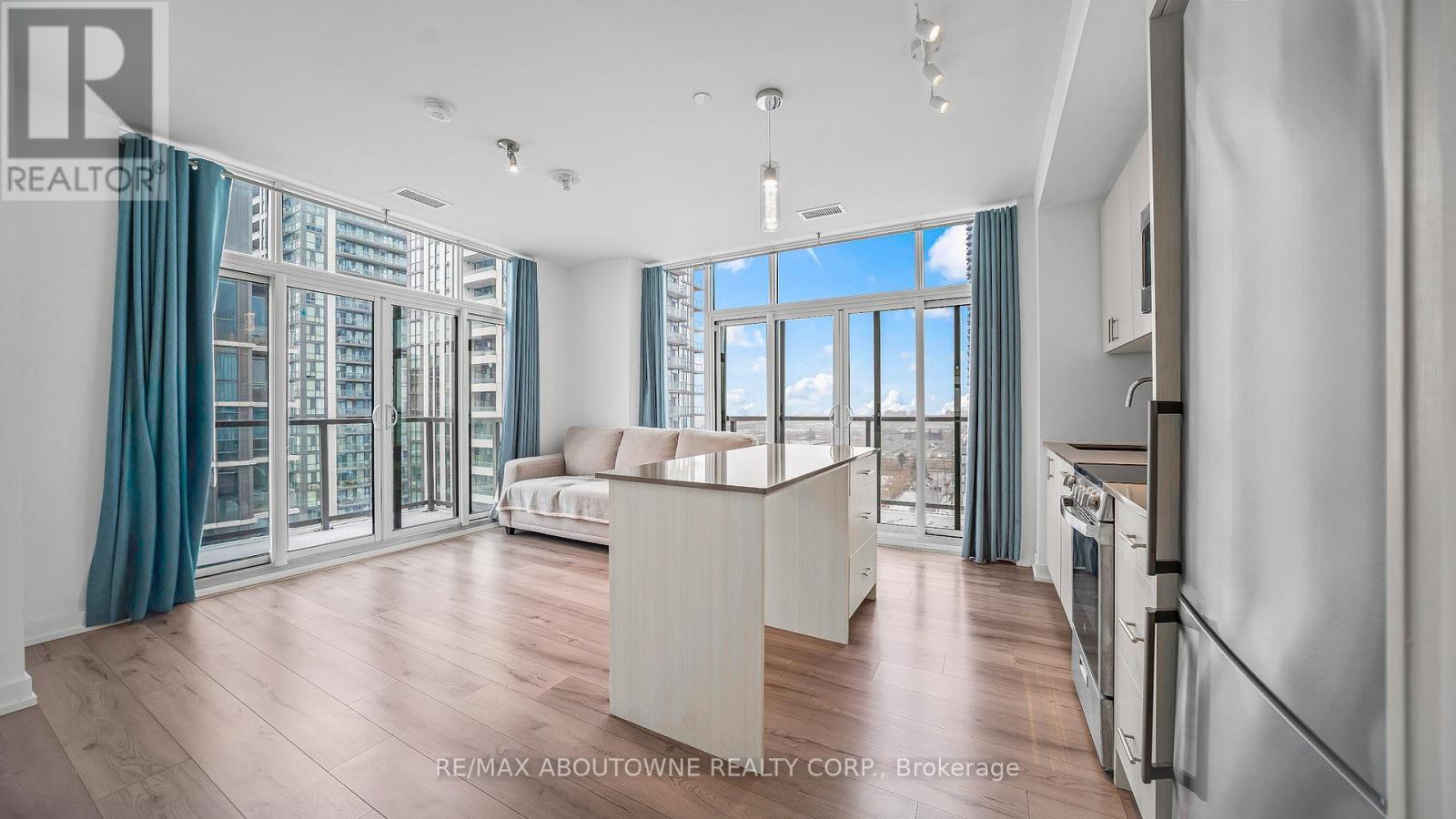 Ph 1007 - 1195 The Queensway Avenue, Toronto, ON - Indoor Photo Showing Kitchen