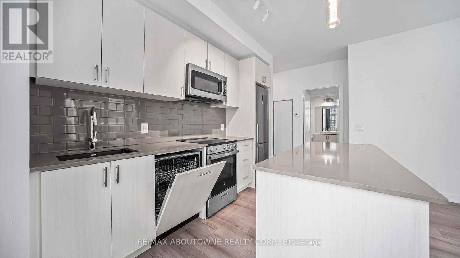 Ph 1007 - 1195 The Queensway Avenue, Toronto, ON - Indoor Photo Showing Kitchen With Upgraded Kitchen