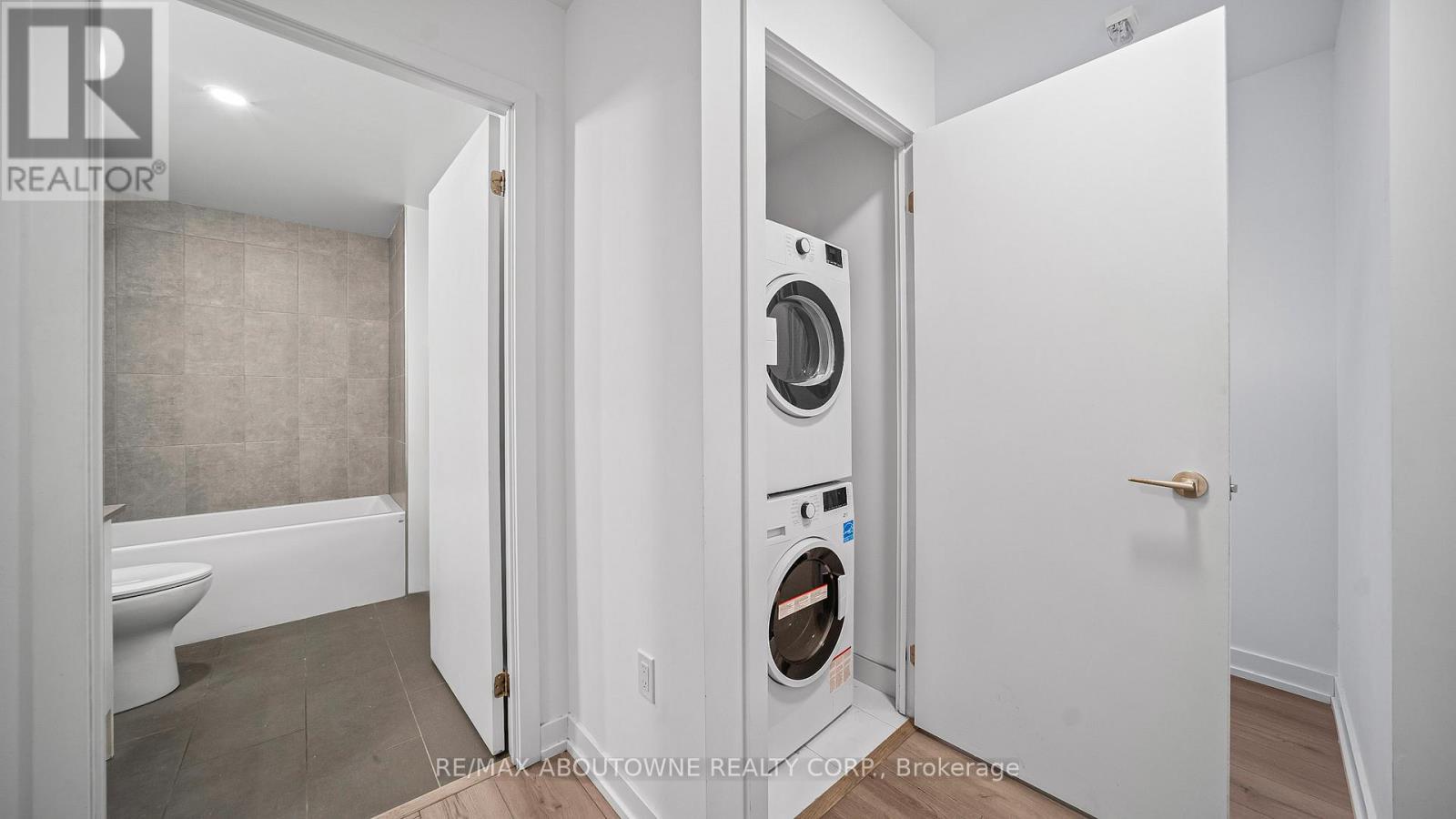 Ph 1007 - 1195 The Queensway Avenue, Toronto, ON - Indoor Photo Showing Laundry Room