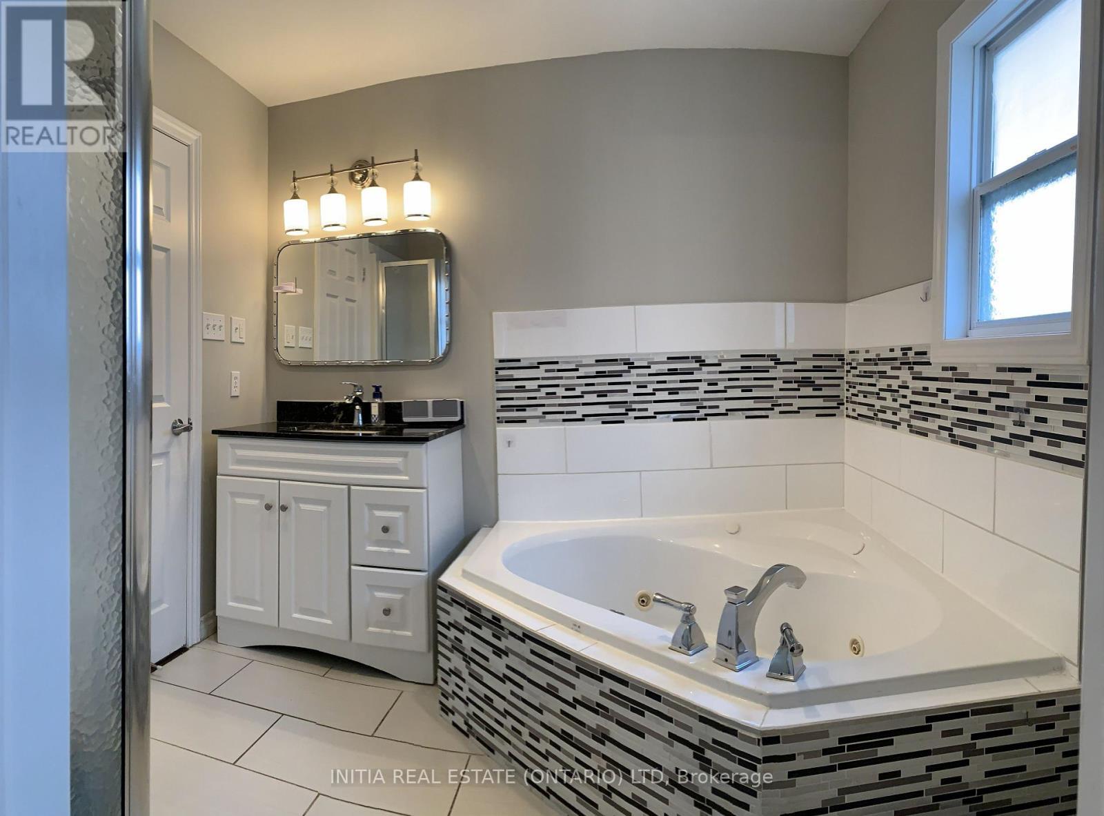 1283 Nicole Avenue, London North (North C), ON - Indoor Photo Showing Bathroom