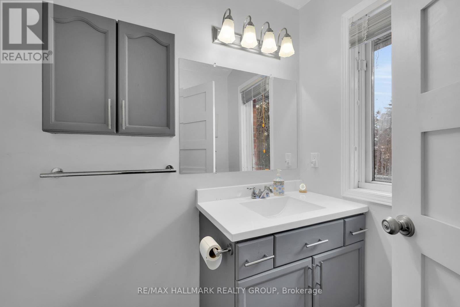 10 Frederick Street, Lansdowne Village, ON - Indoor Photo Showing Bathroom