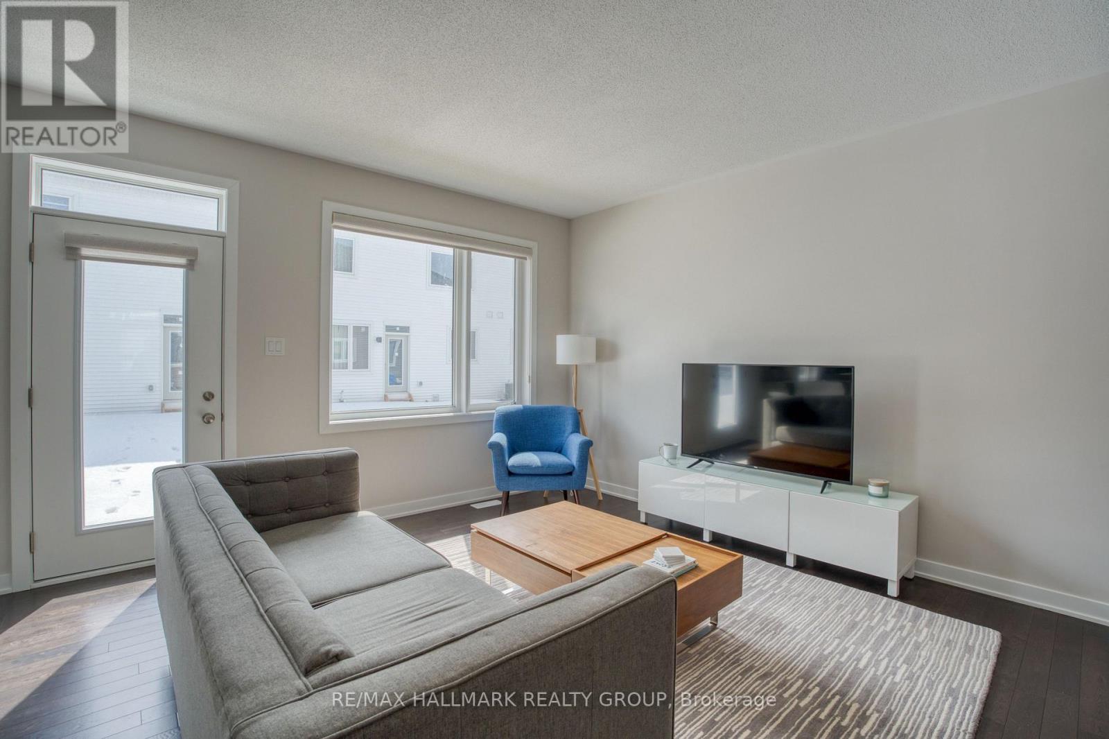 30 Focality Crescent, Ottawa, ON - Indoor Photo Showing Living Room