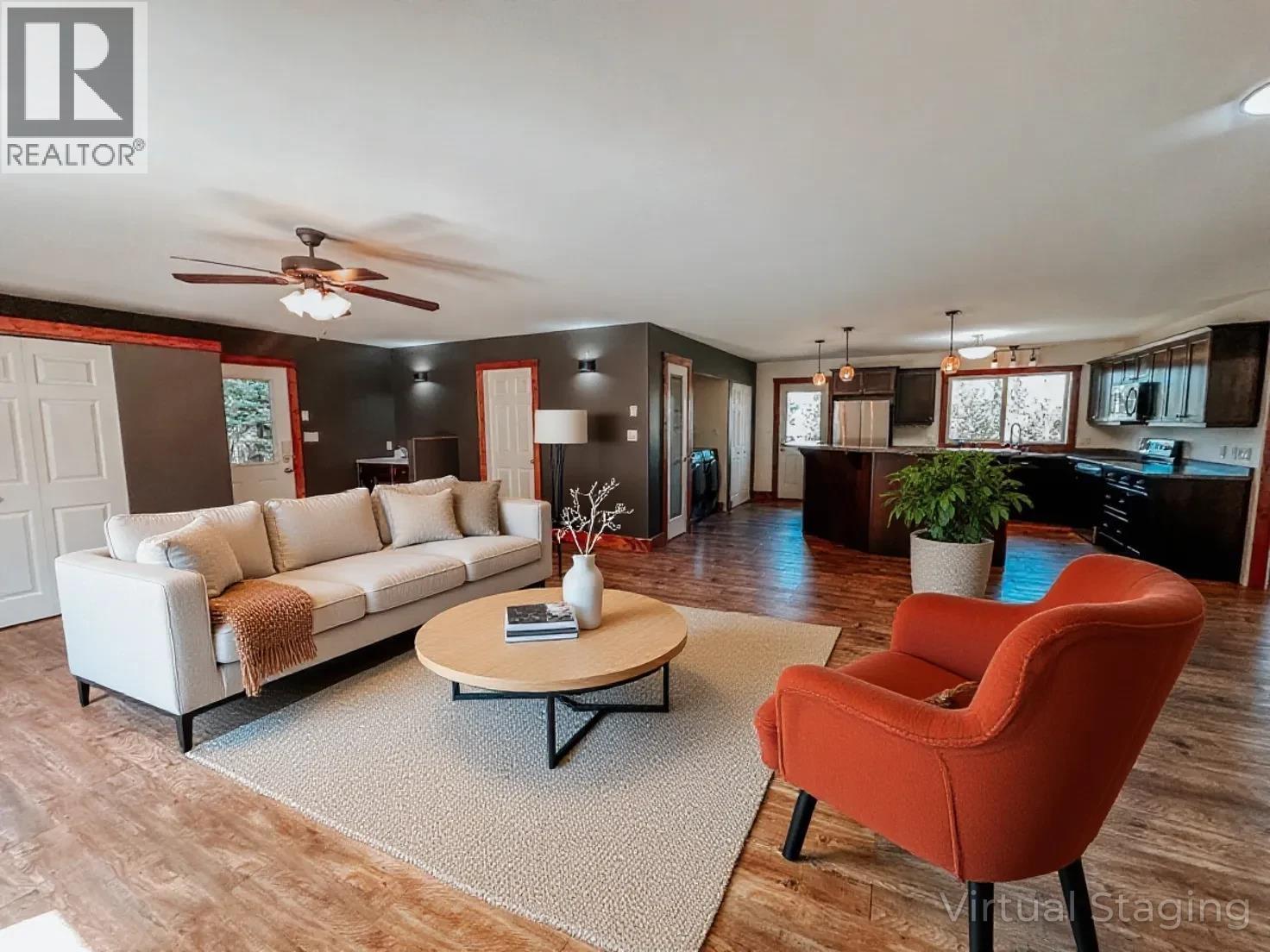 7604 Womack Road, Deka Lake / Sulphurous / Hathaway Lakes, BC - Indoor Photo Showing Living Room