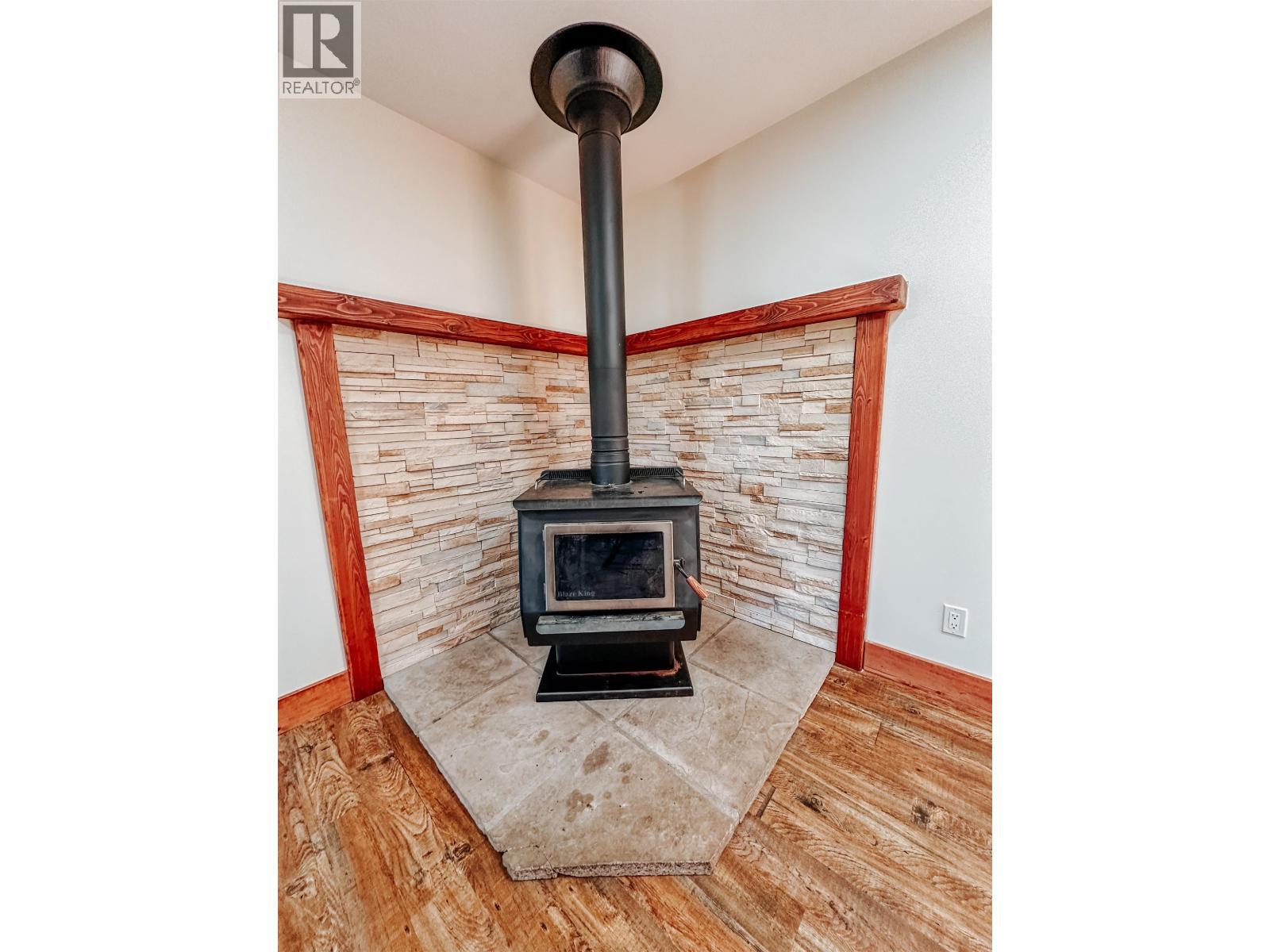 7604 Womack Road, Deka Lake / Sulphurous / Hathaway Lakes, BC - Indoor With Fireplace