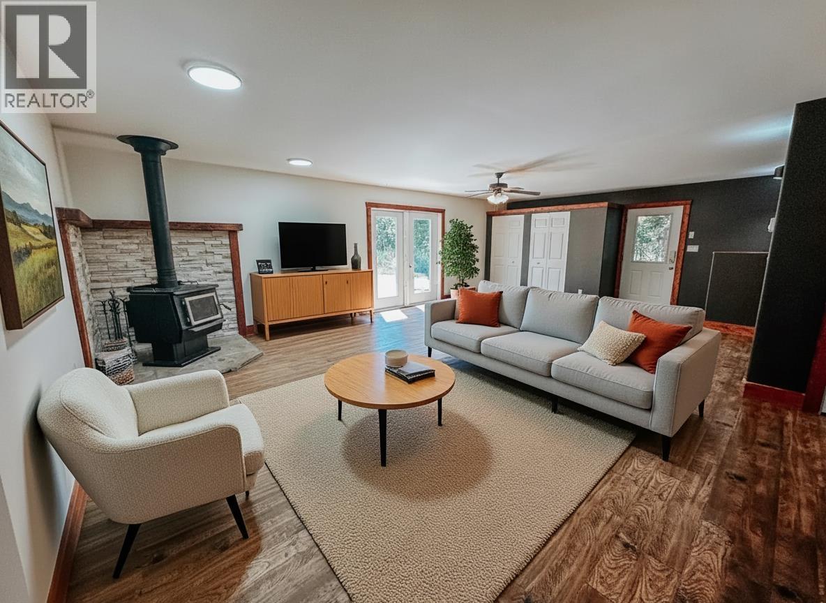 7604 Womack Road, Deka Lake / Sulphurous / Hathaway Lakes, BC - Indoor Photo Showing Living Room With Fireplace