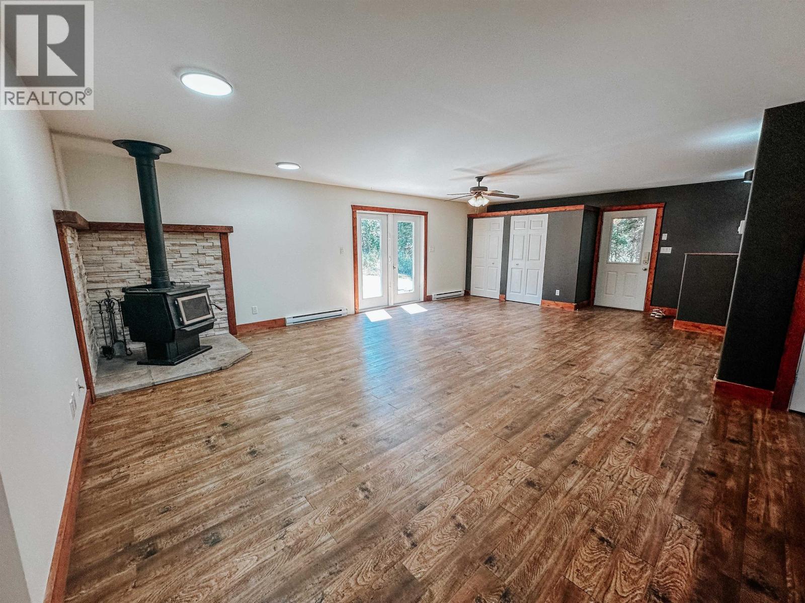 7604 Womack Road, Deka Lake / Sulphurous / Hathaway Lakes, BC - Indoor With Fireplace