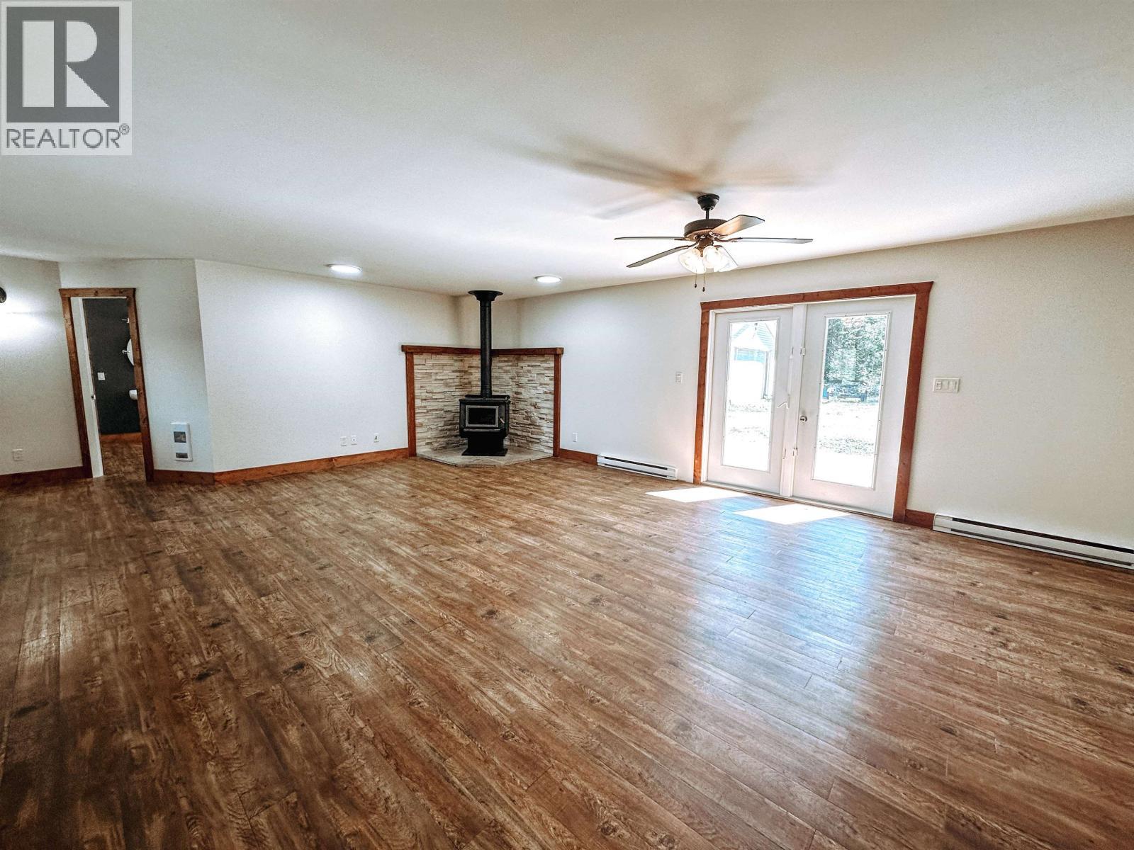 7604 Womack Road, Deka Lake / Sulphurous / Hathaway Lakes, BC - Indoor Photo Showing Other Room With Fireplace
