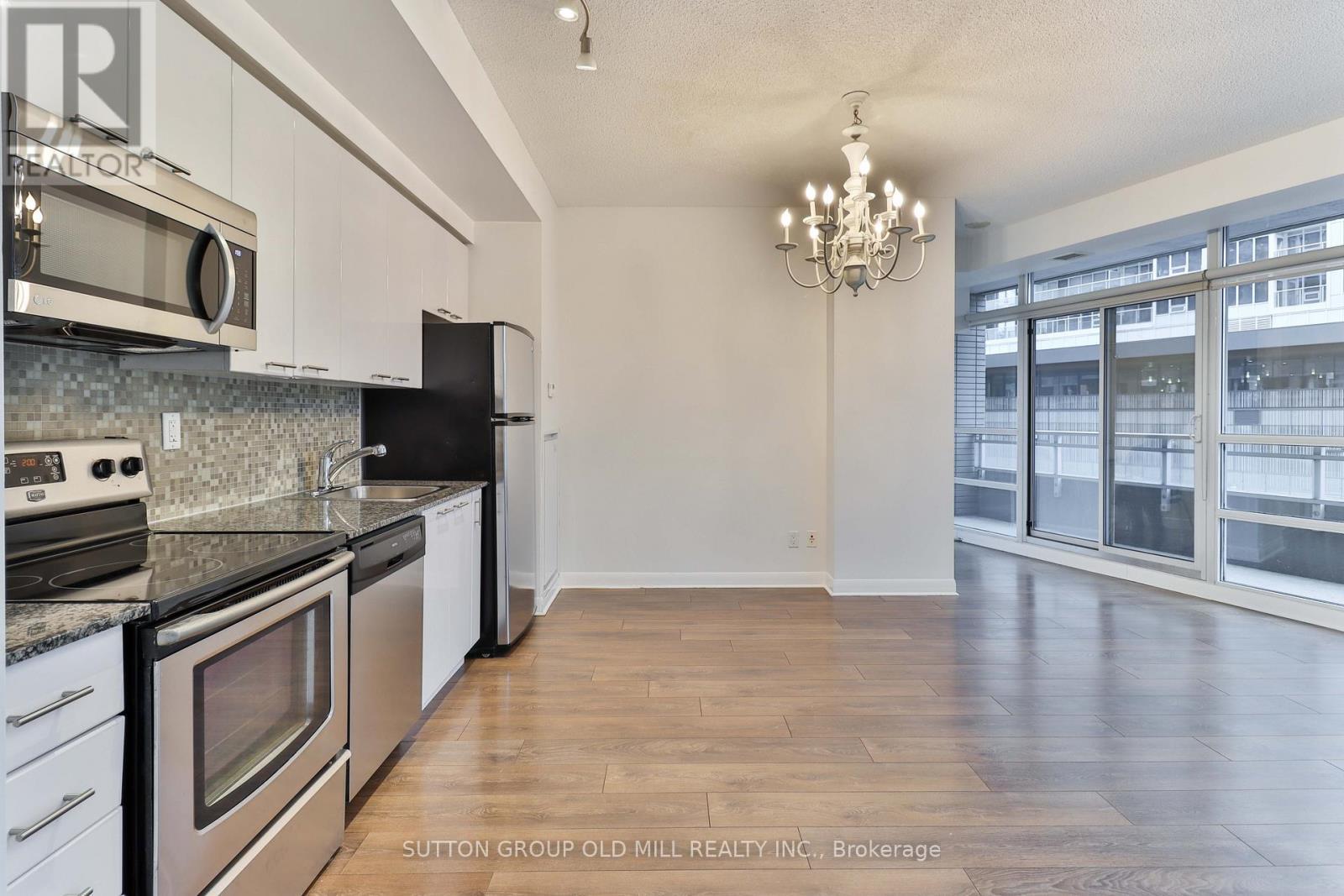 405 - 15 Bruyeres Mews, Toronto, ON - Indoor Photo Showing Kitchen