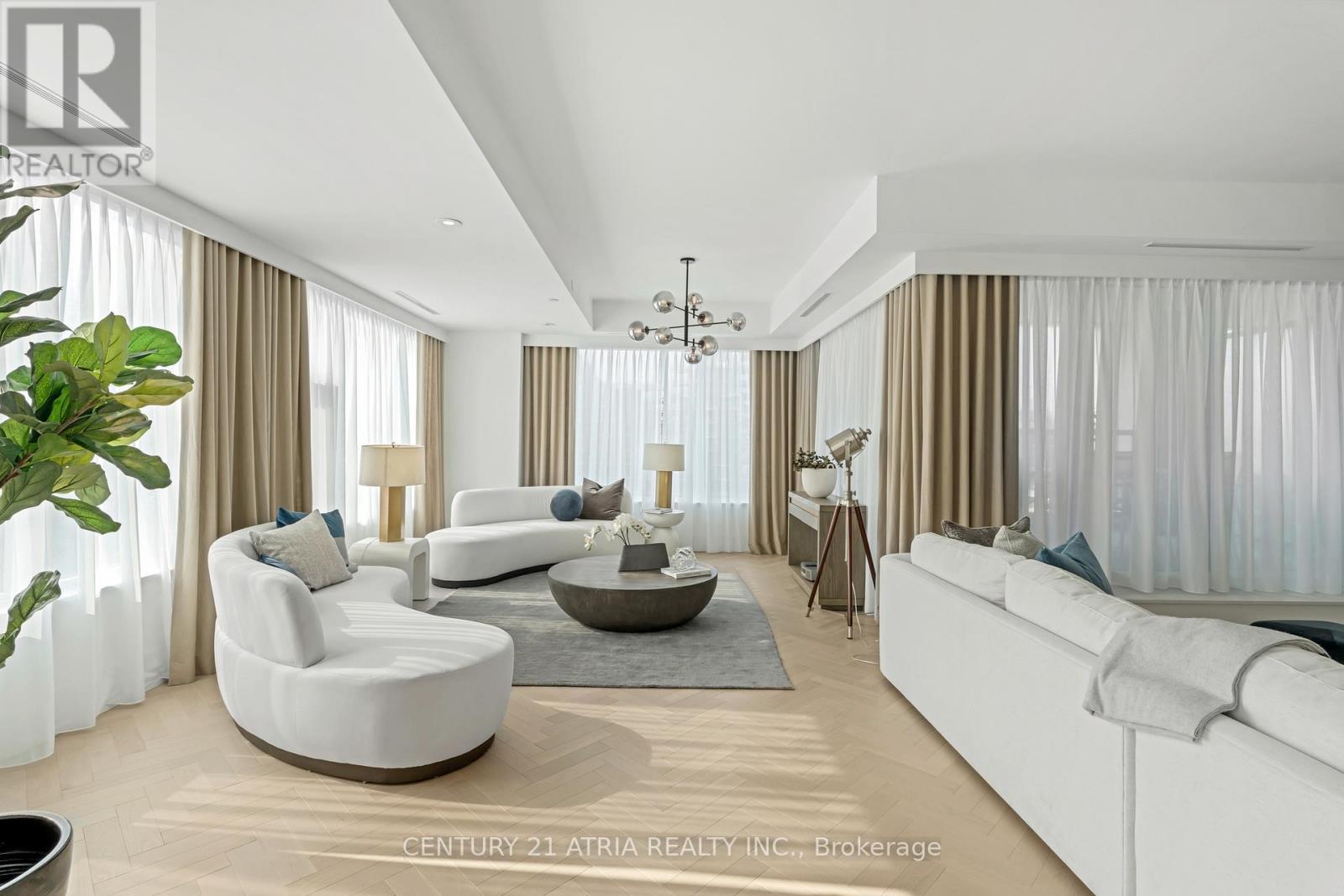 810 - 455 Wellington Street W, Toronto, ON - Indoor Photo Showing Living Room