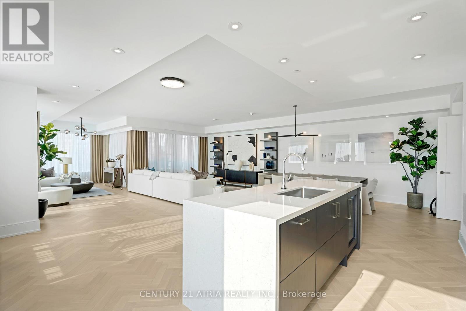 810 - 455 Wellington Street W, Toronto, ON - Indoor Photo Showing Kitchen With Upgraded Kitchen