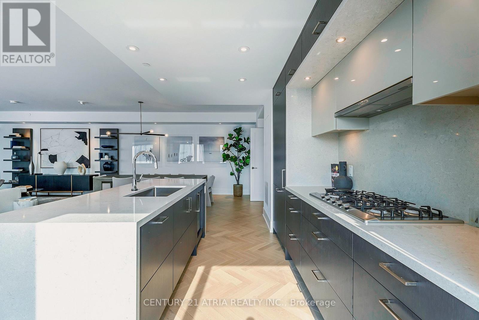 810 - 455 Wellington Street W, Toronto, ON - Indoor Photo Showing Kitchen With Upgraded Kitchen