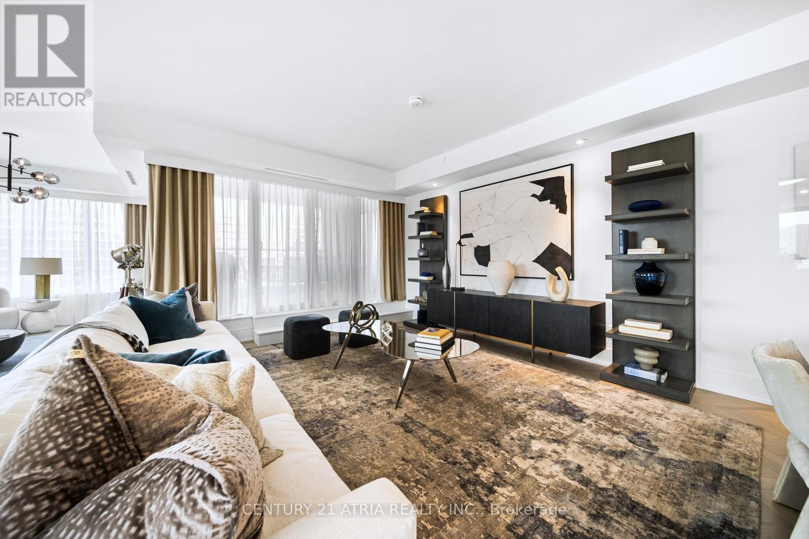 810 - 455 Wellington Street W, Toronto, ON - Indoor Photo Showing Living Room